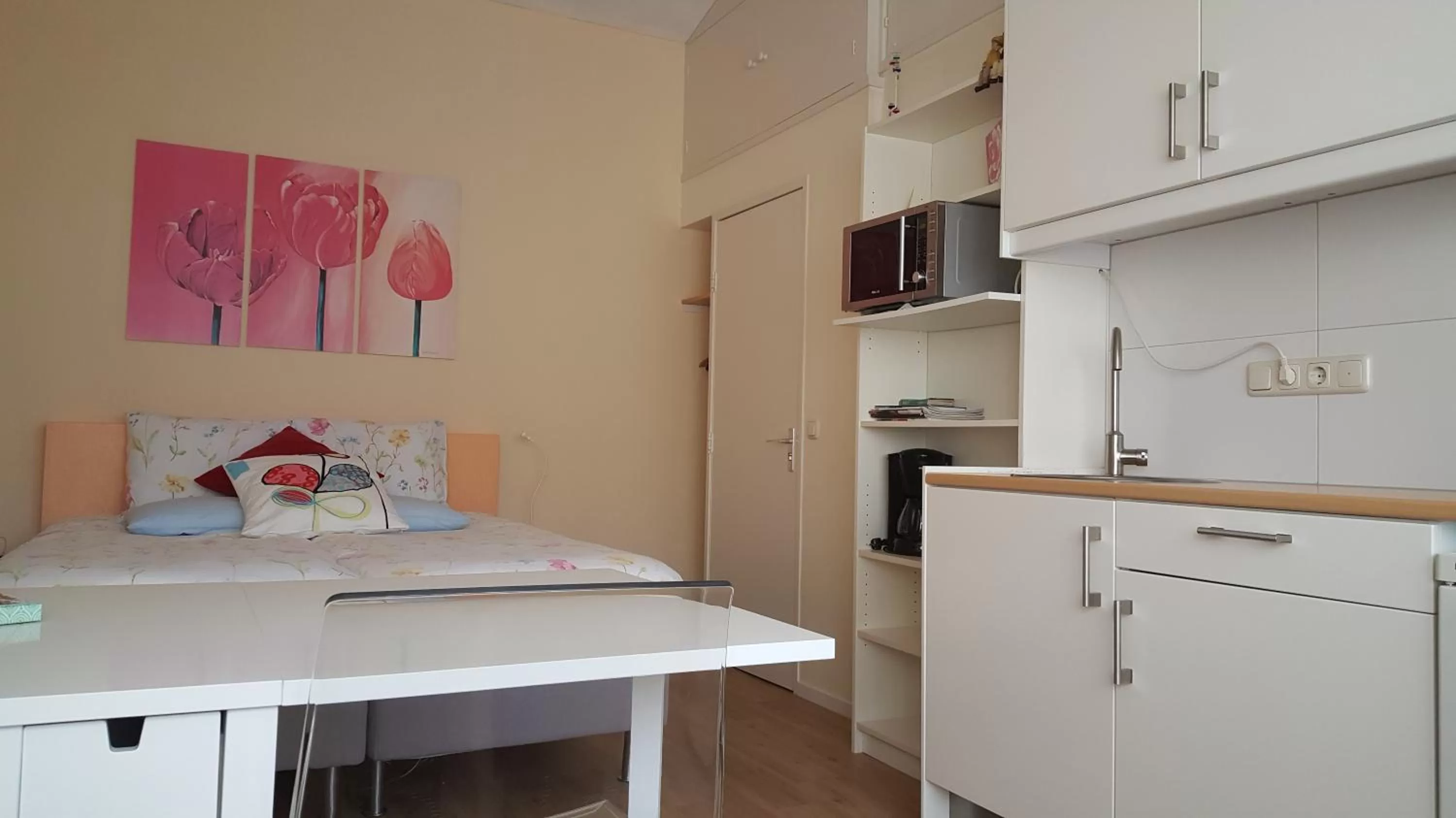 Bed, Kitchen/Kitchenette in B&B De Slaperije