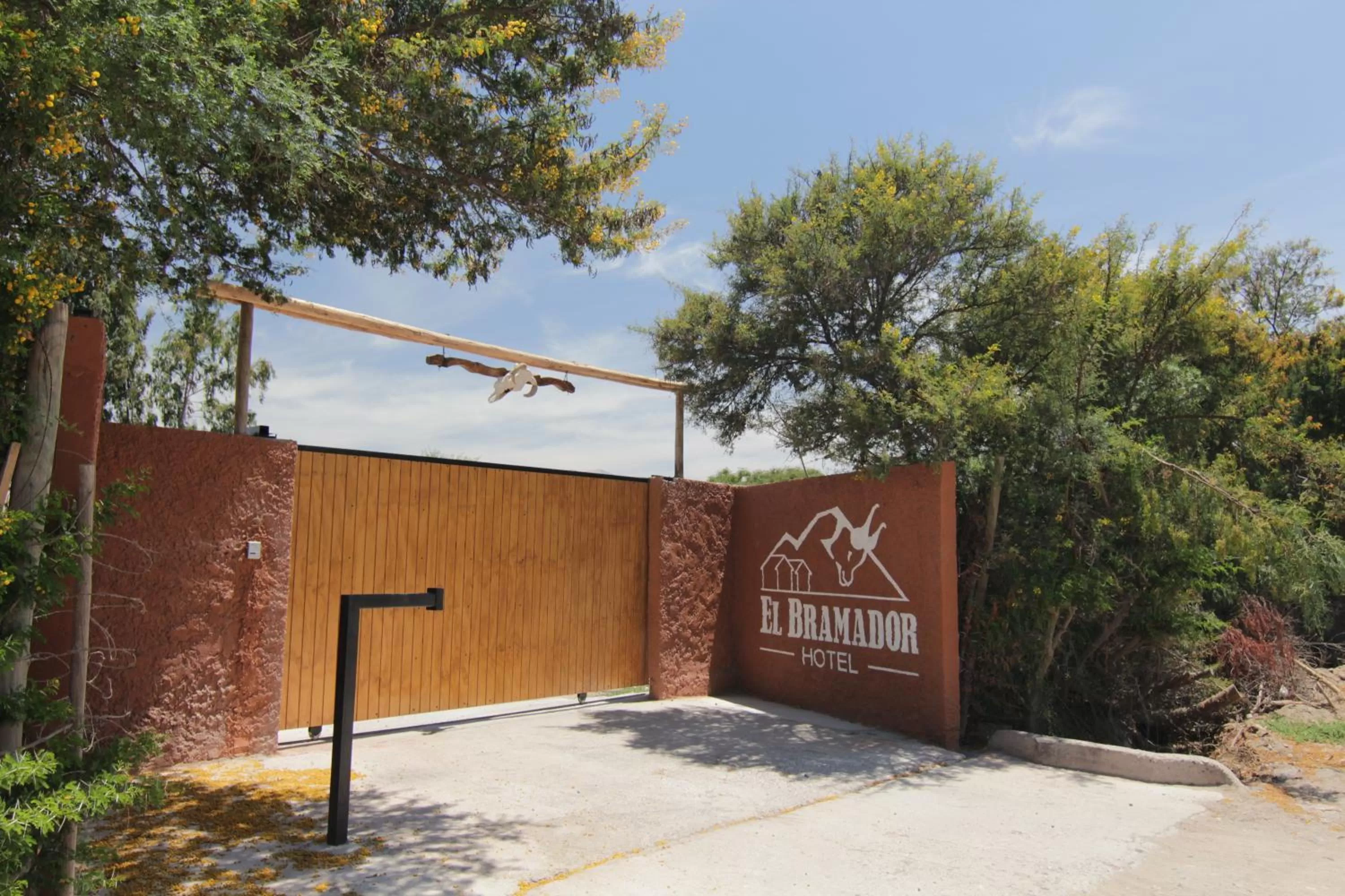 Facade/entrance, Property Logo/Sign in Hotel El Bramador