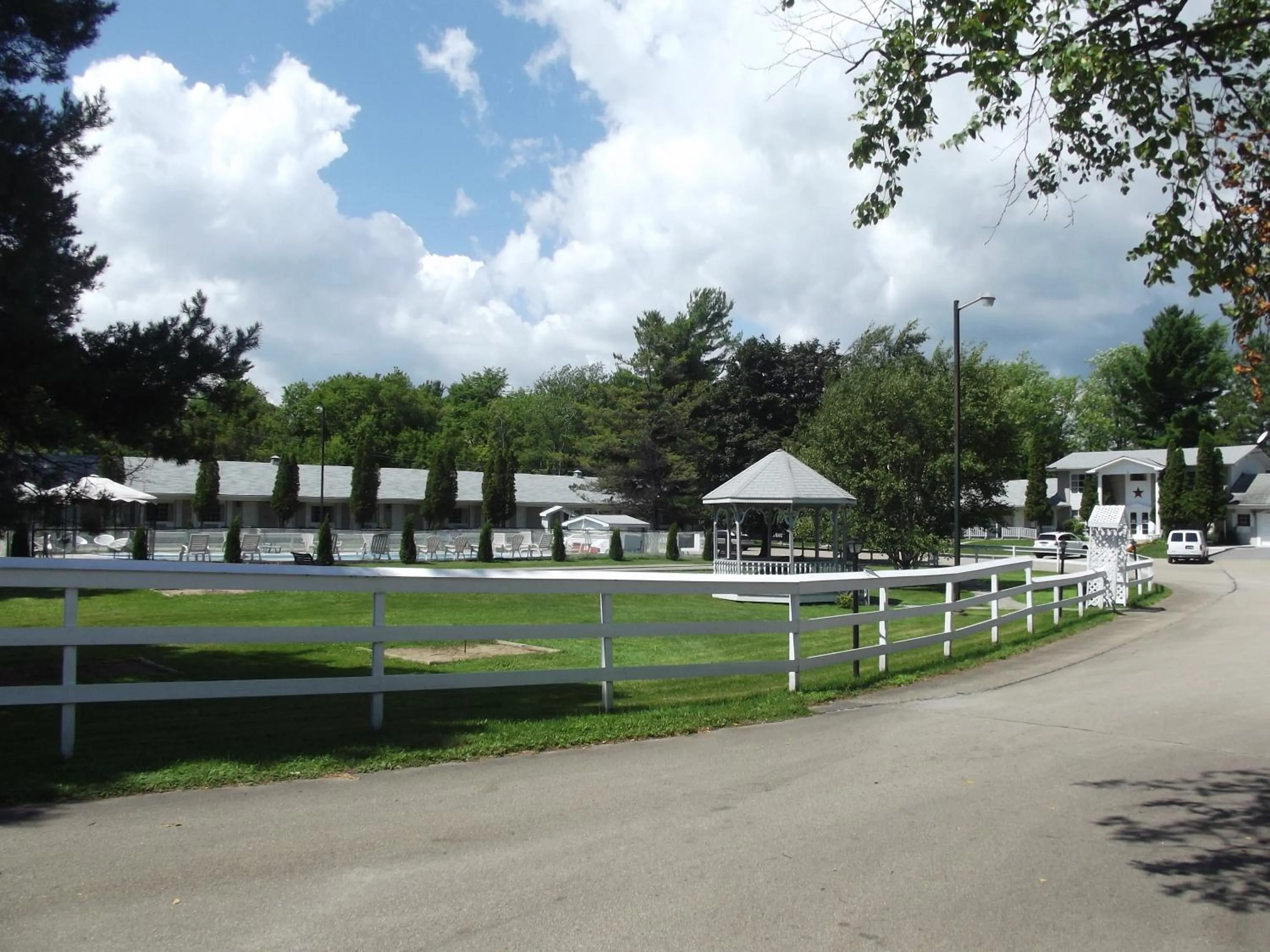 Facade/entrance in Colonial Resort-1000Islands