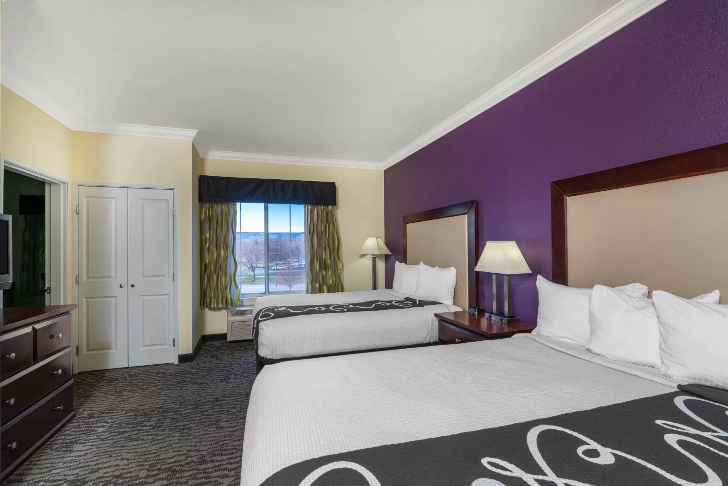 Bed in La Quinta Inn & Suites by Wyndham Loveland Estes Park