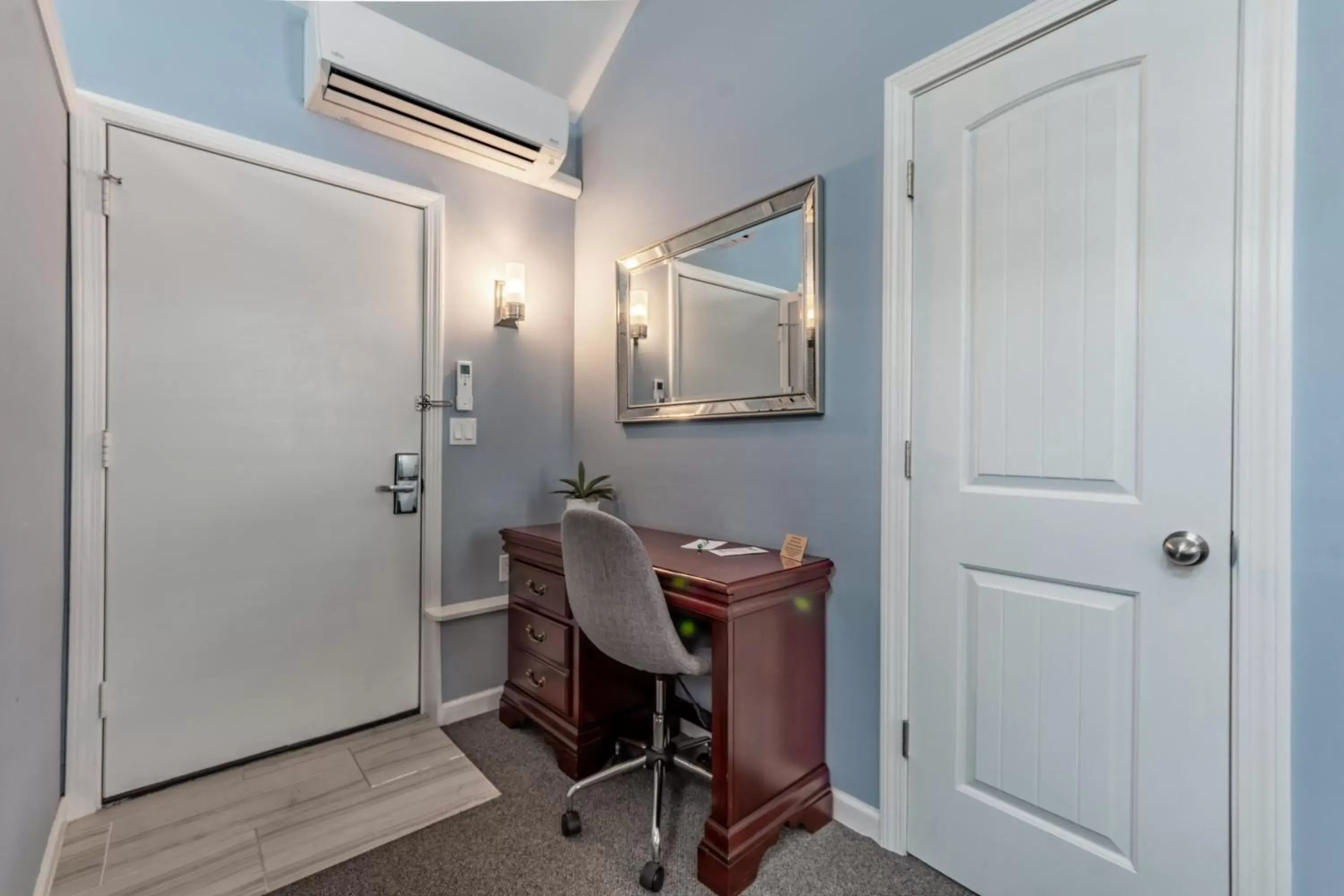 Queen Room in Homestead Inn Queen Room in Homestead Inn