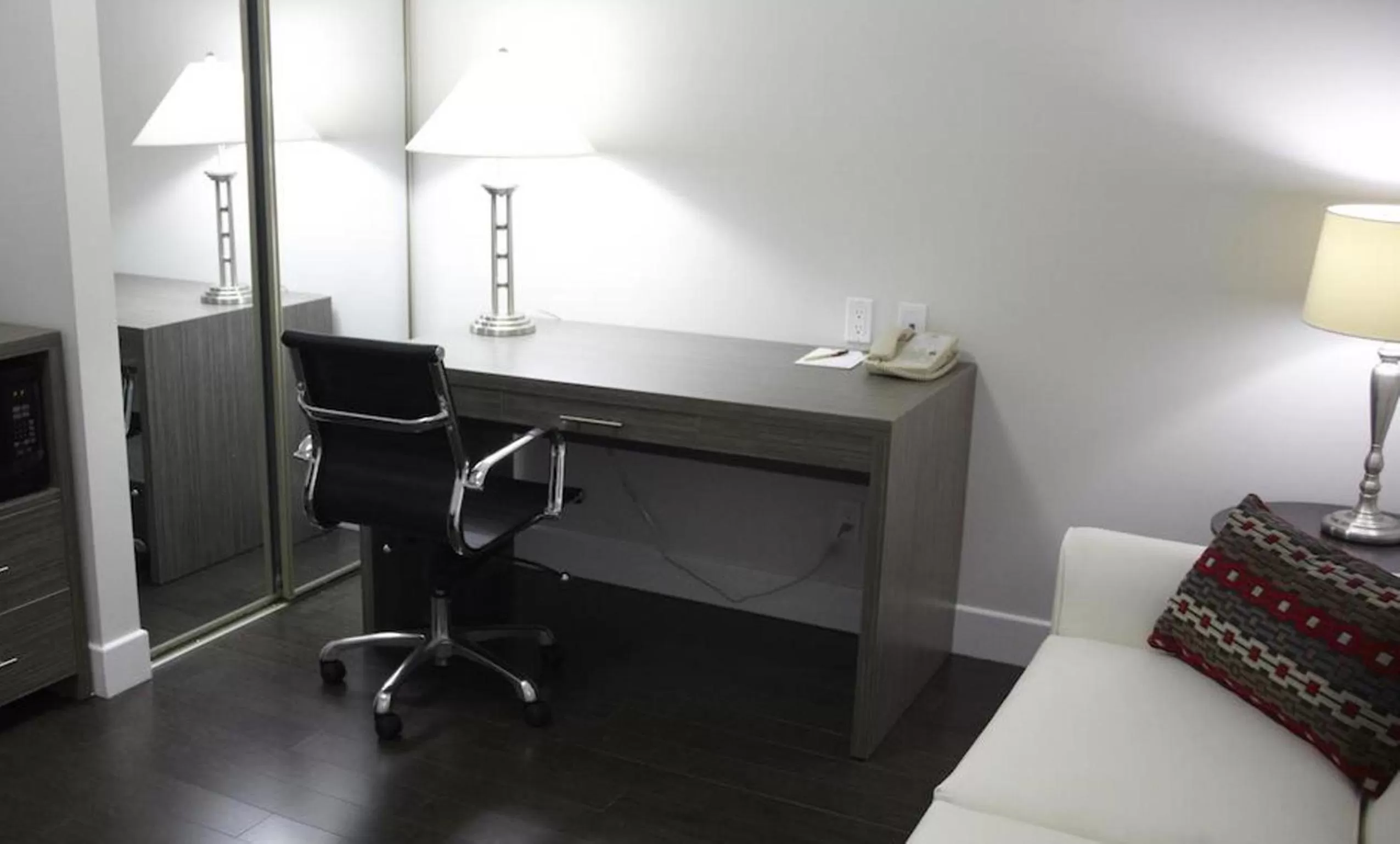 Area and facilities in Admiral Inn Mississauga