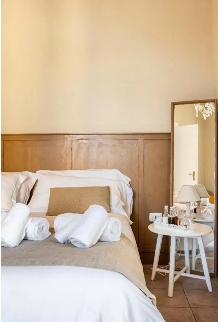 Photo of the whole room, Bed in Joy's Bnb Ortigia