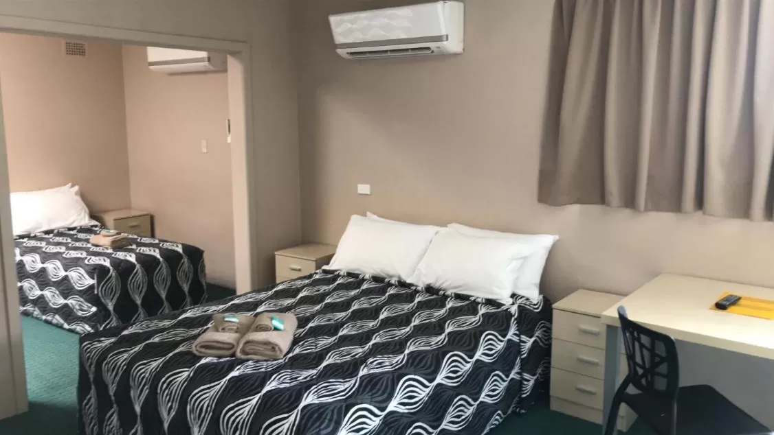 Bed in Aquatic Motor Inn