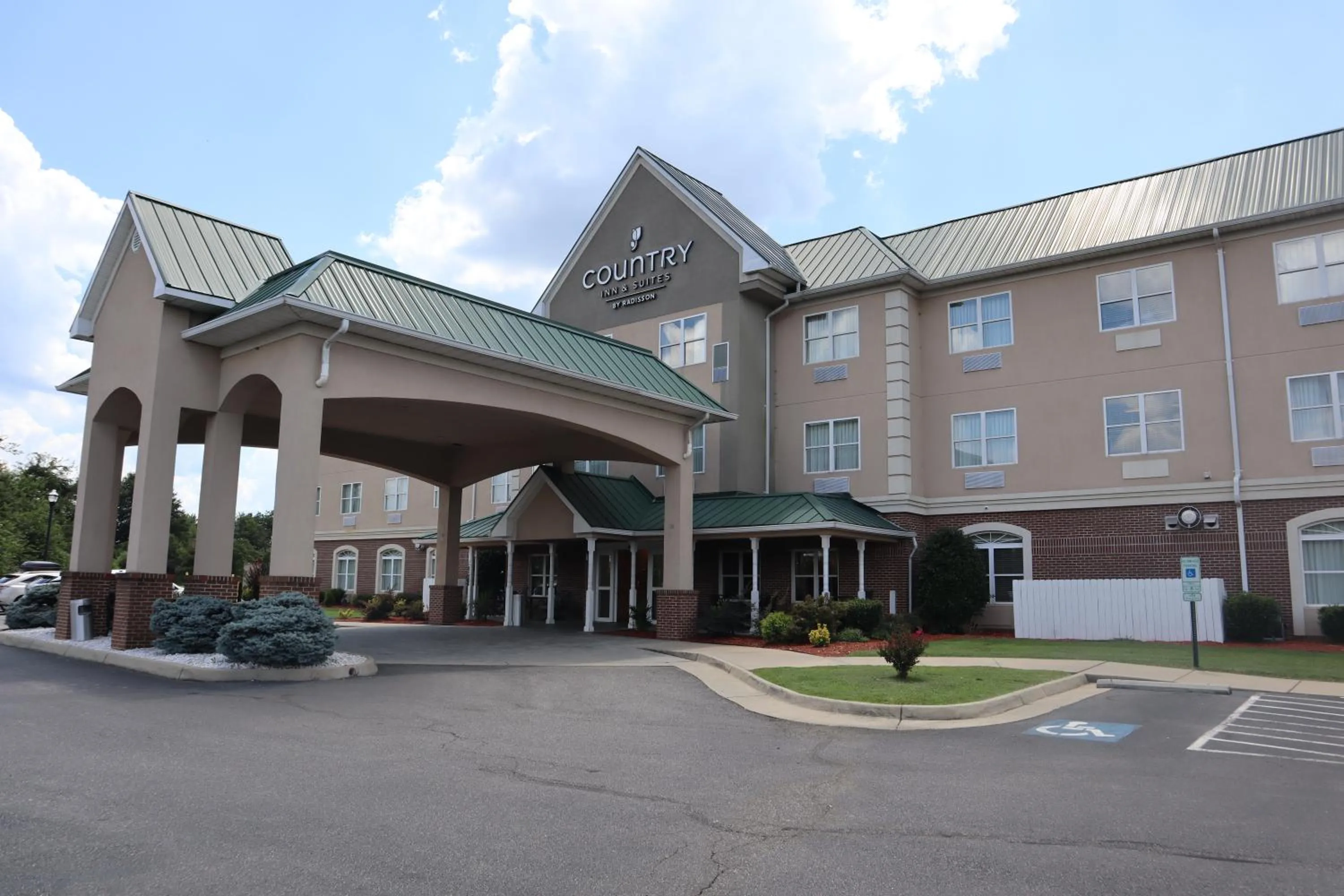 Property building in Country Inn & Suites by Radisson, Emporia, VA