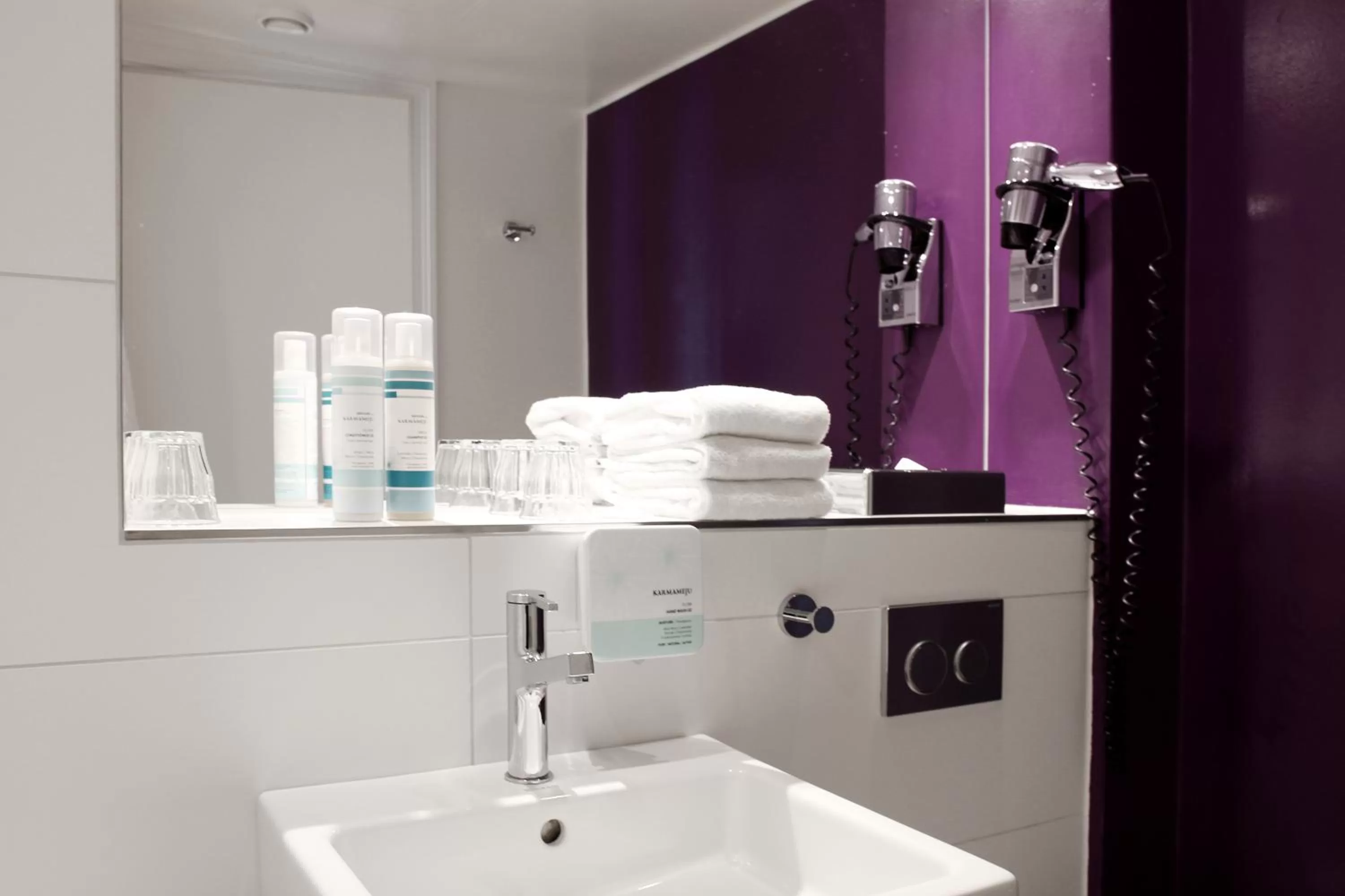 Bathroom in Absalon Hotel