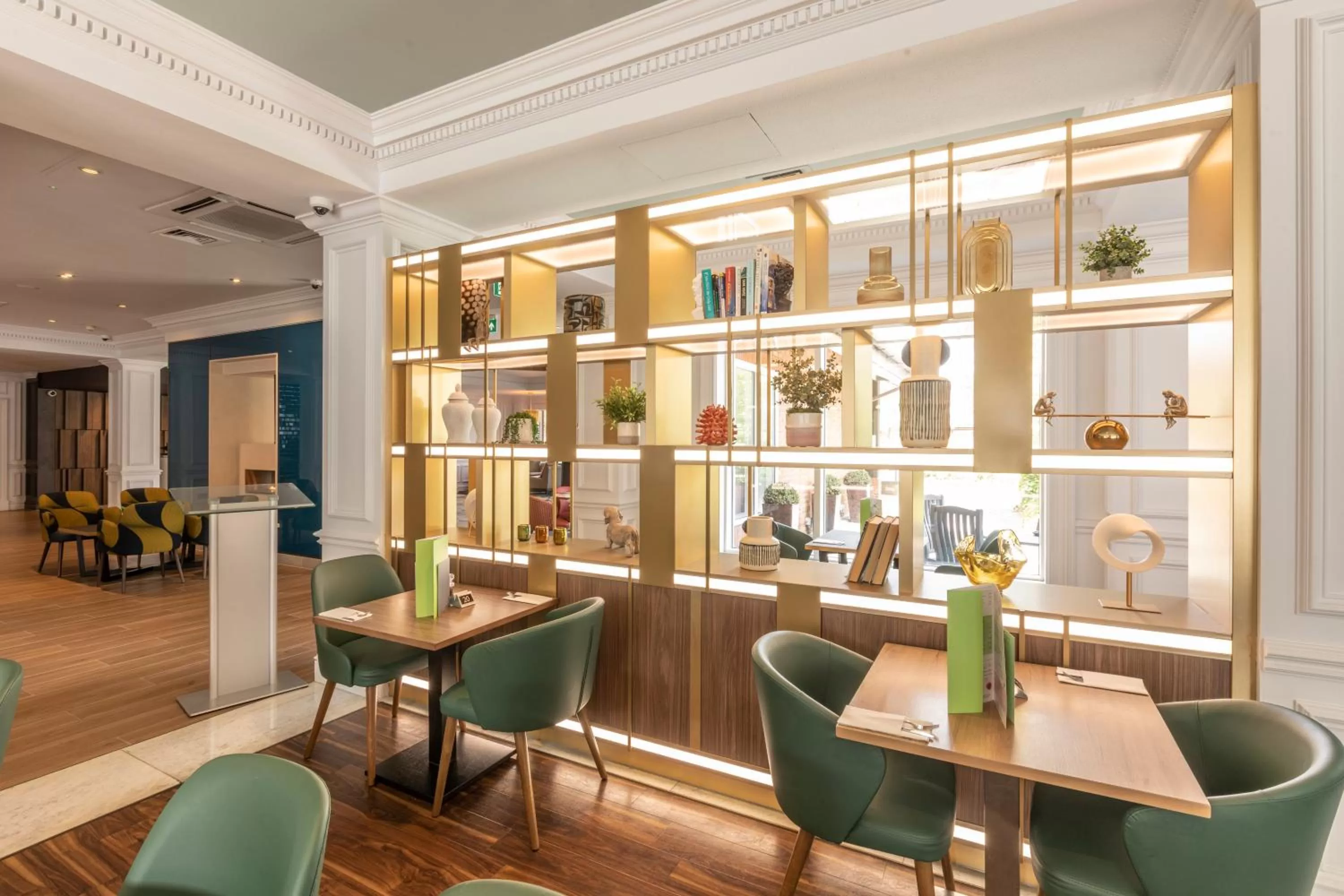 Lounge or bar in Holiday Inn Guildford by IHG