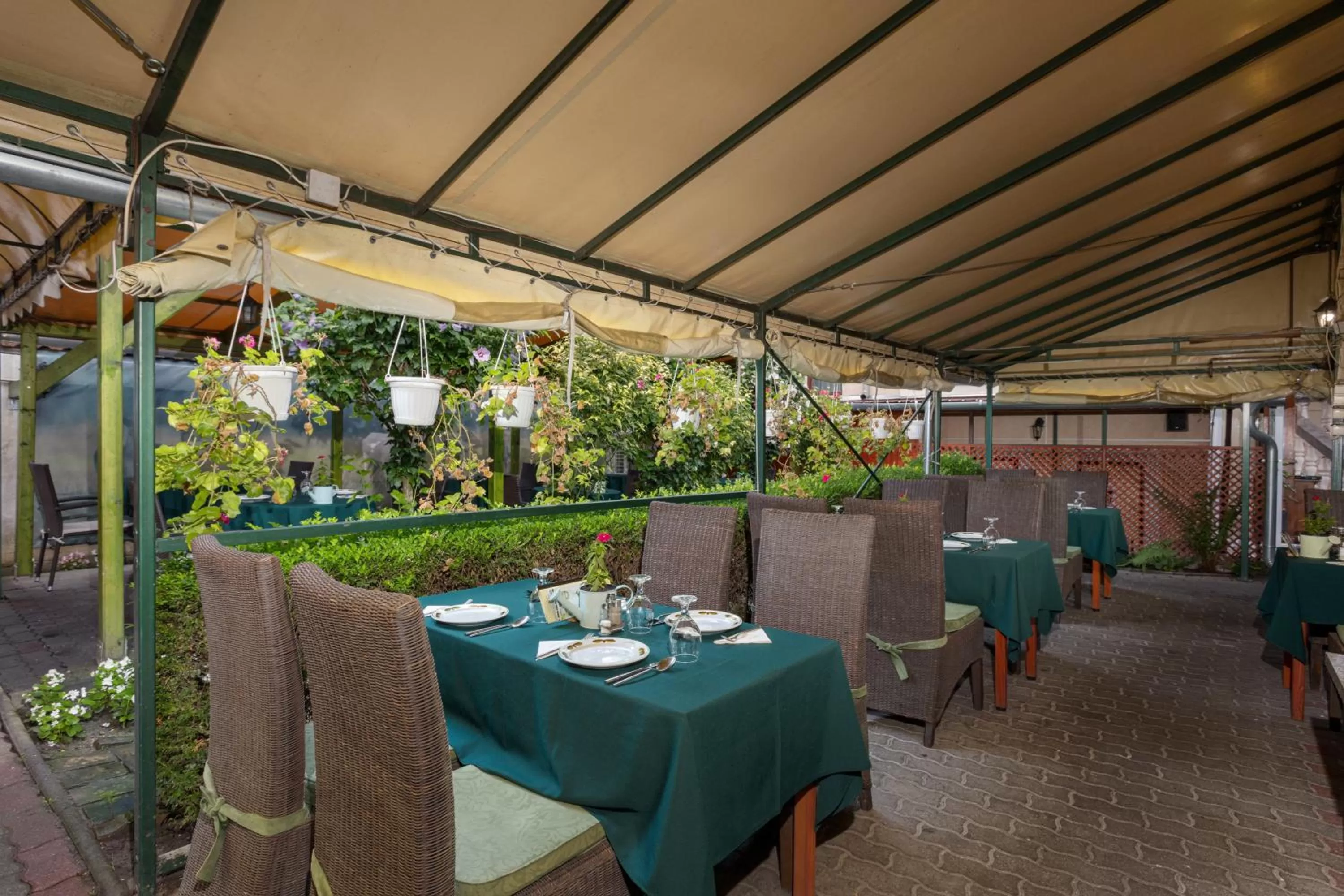 Restaurant/places to eat in Illés Hotel