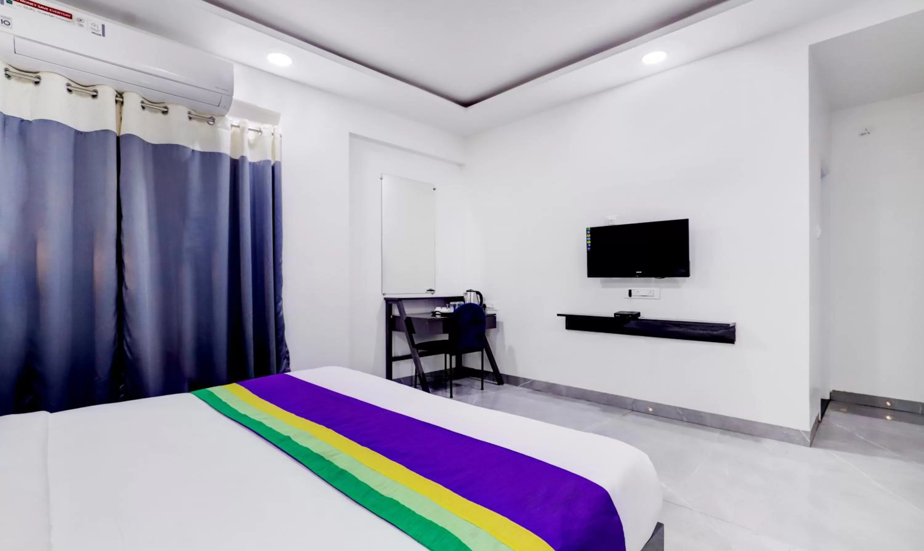 Bed in Treebo Trend Finesta Suites Wardha Road