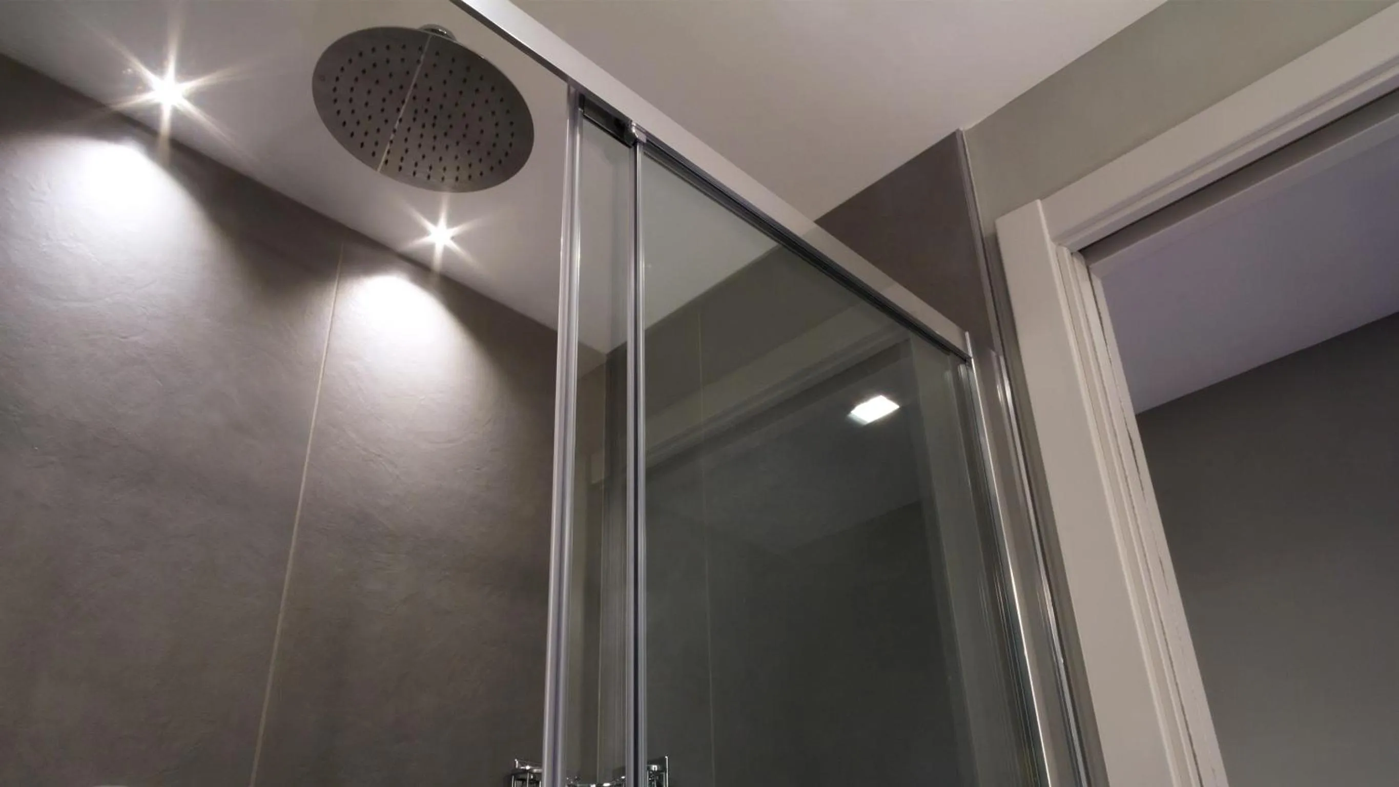 Shower in G Hotel Pescara