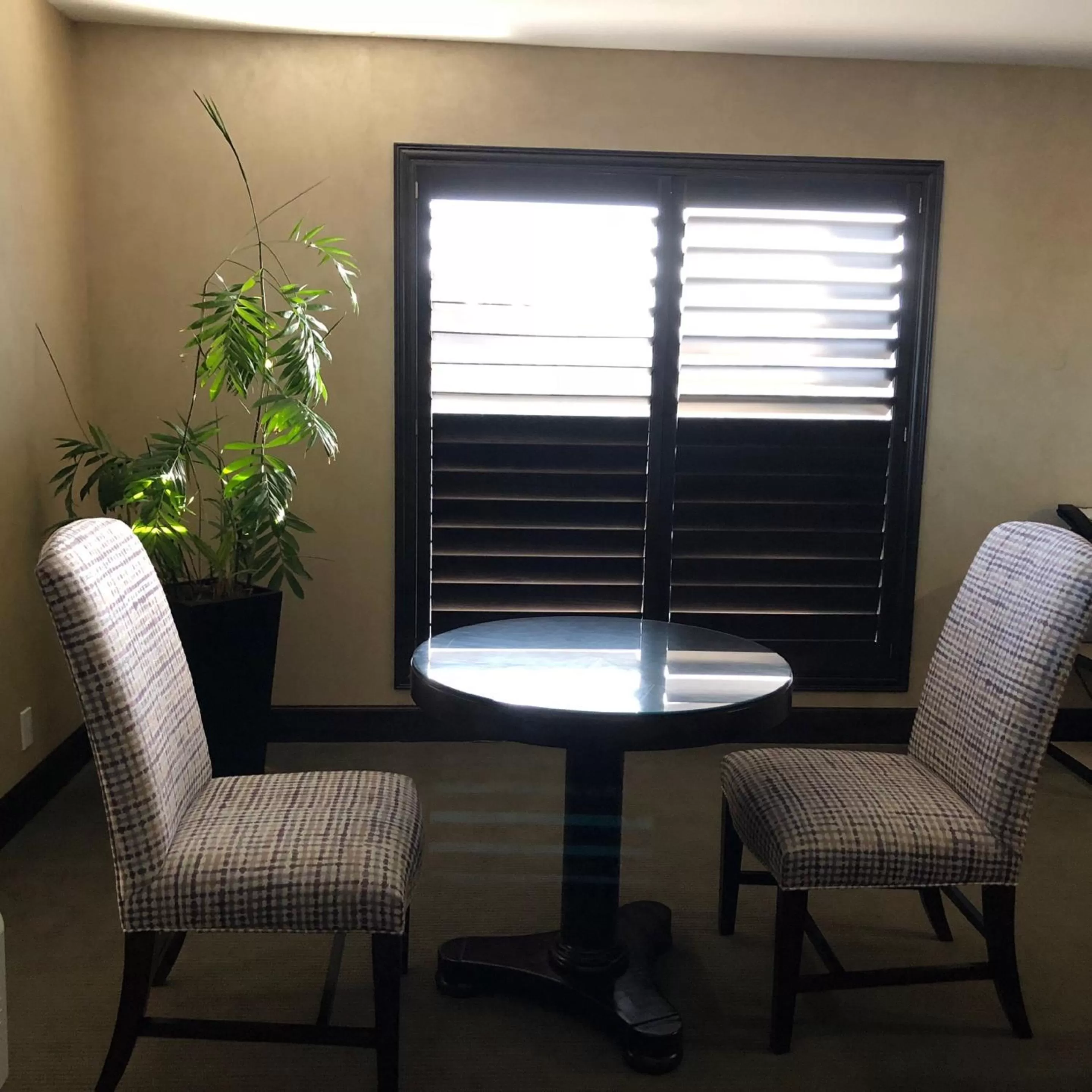 Seating area in Cupertino Hotel