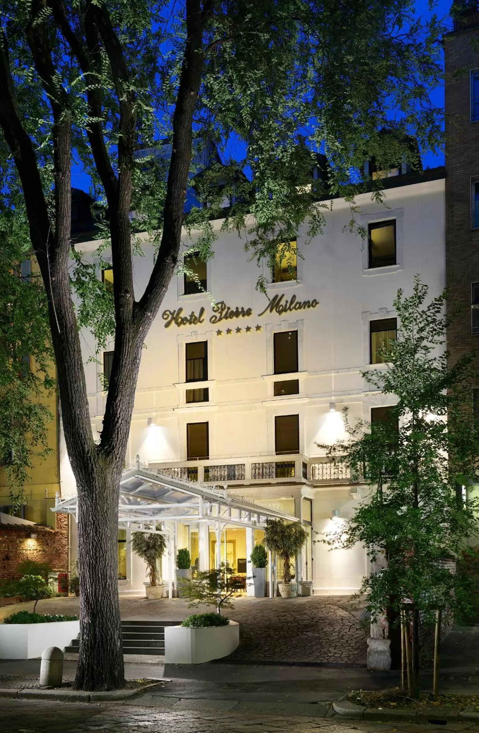 Property building in Hotel Pierre Milano