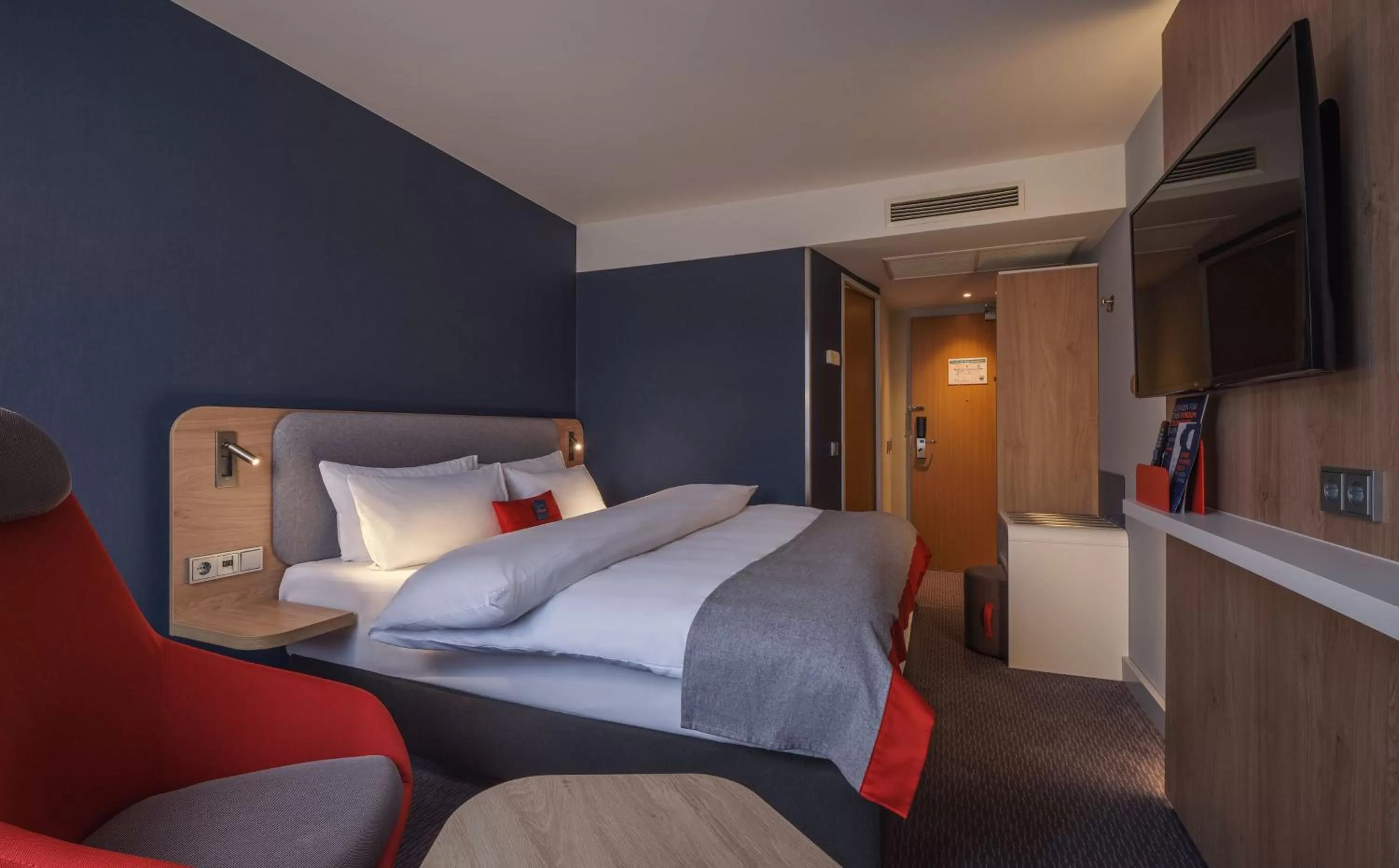 Photo of the whole room, Bed in Holiday Inn Express Dortmund by IHG