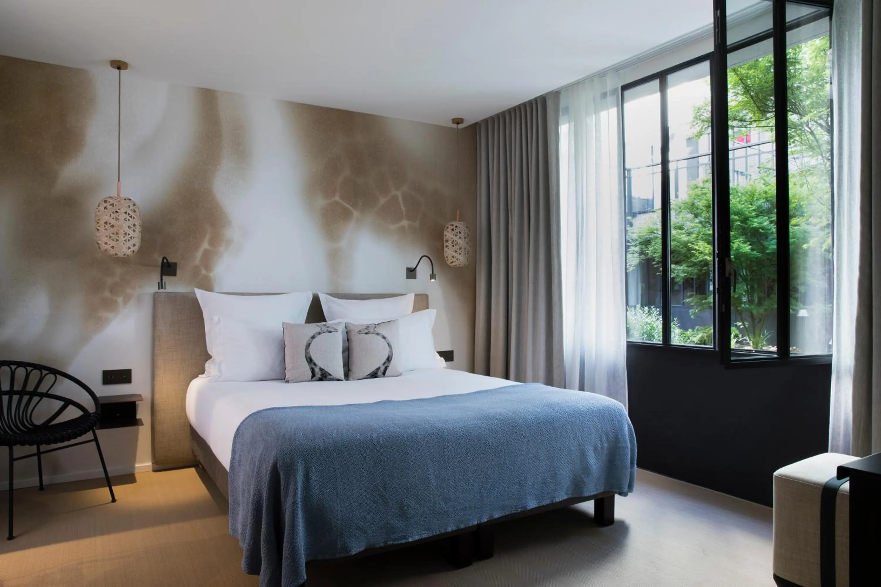 Photo of the whole room, Bed in Hôtel Les Deux Girafes