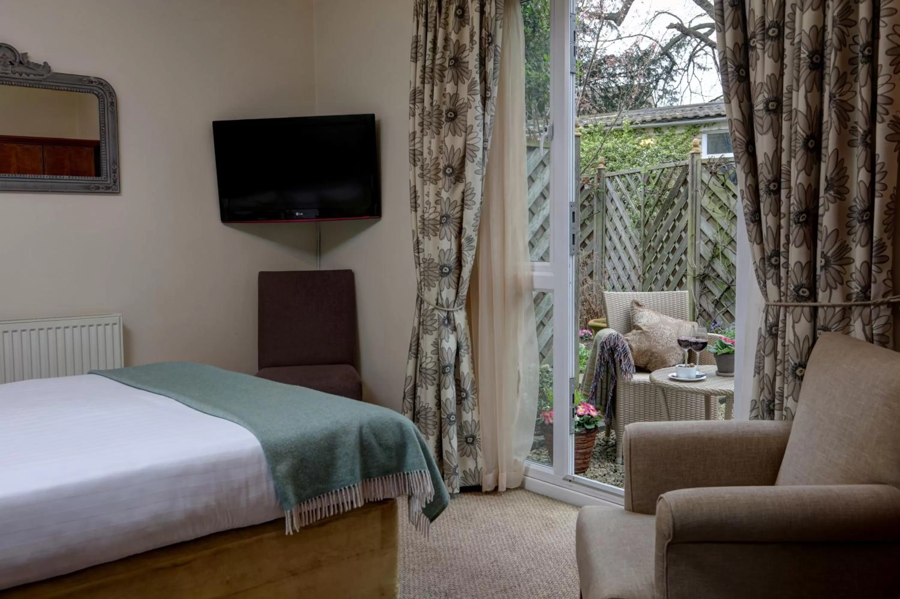 Photo of the whole room, Bed in Three Ways House Hotel