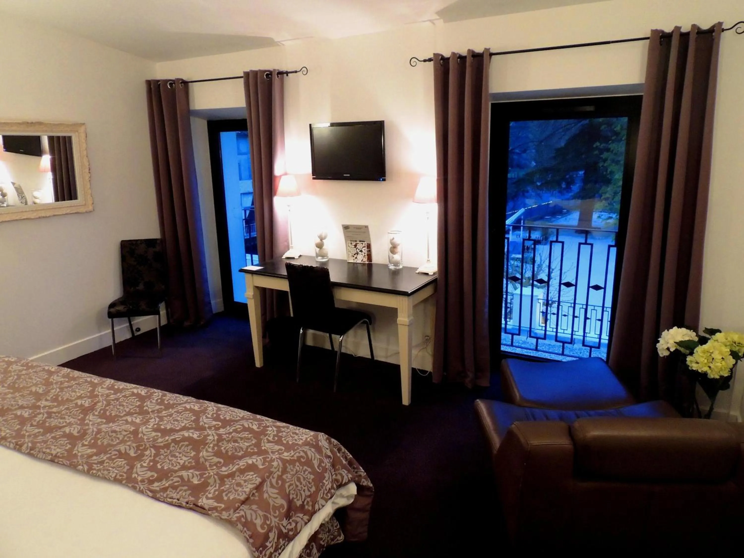 Bed in Logis Hôtel Restaurant du Parc