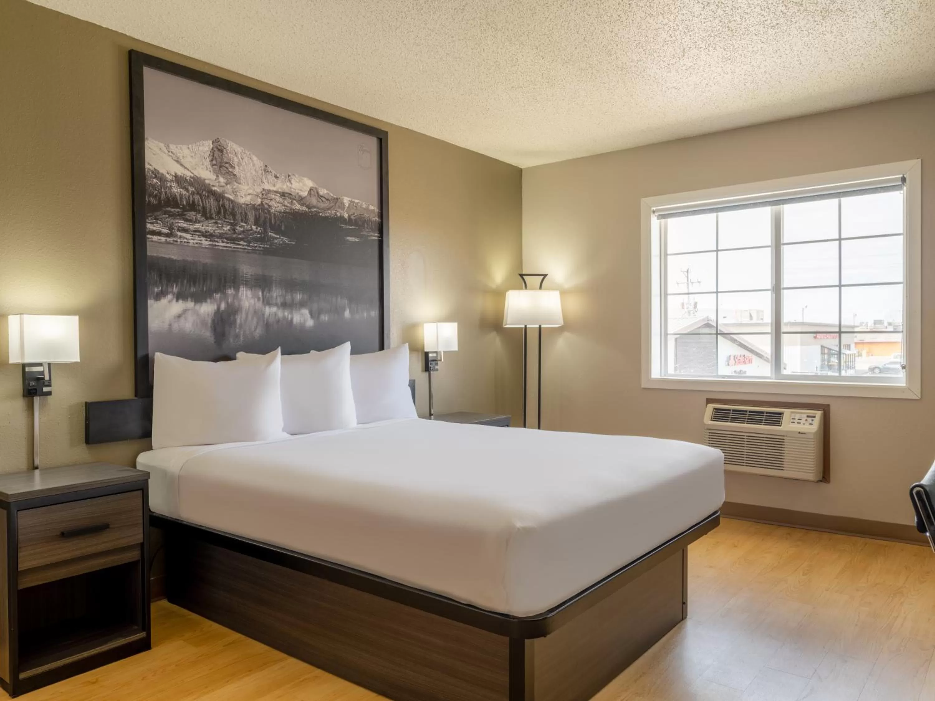 Bedroom, Bed in Super 8 by Wyndham Clinton