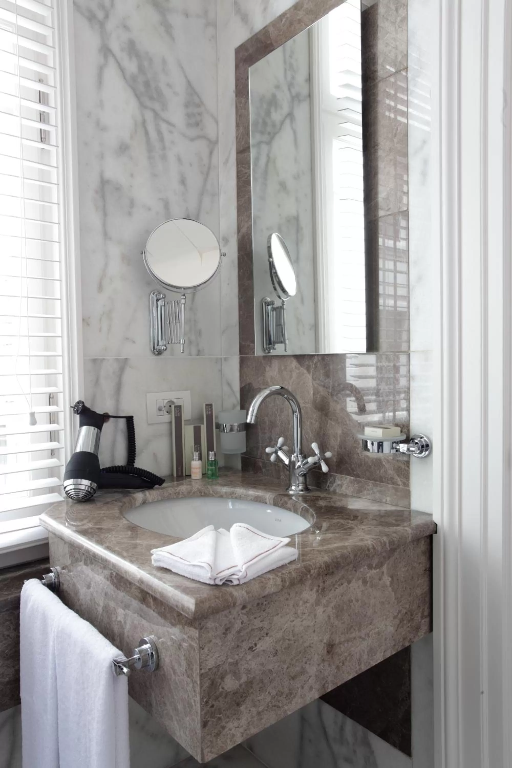 Bathroom in Corinne Art & Boutique Hotel