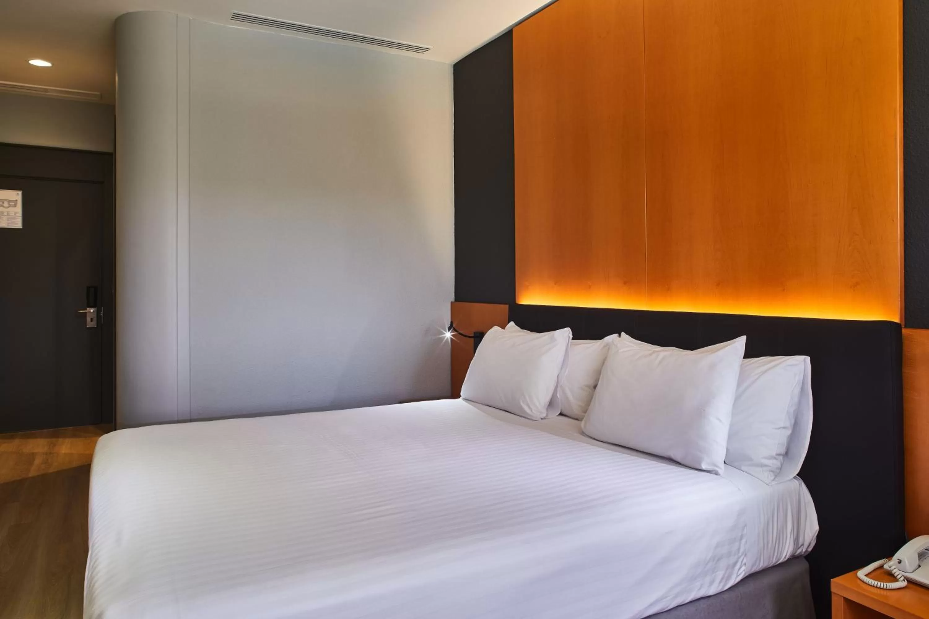 Photo of the whole room, Bed in Silken Al-Andalus Palace