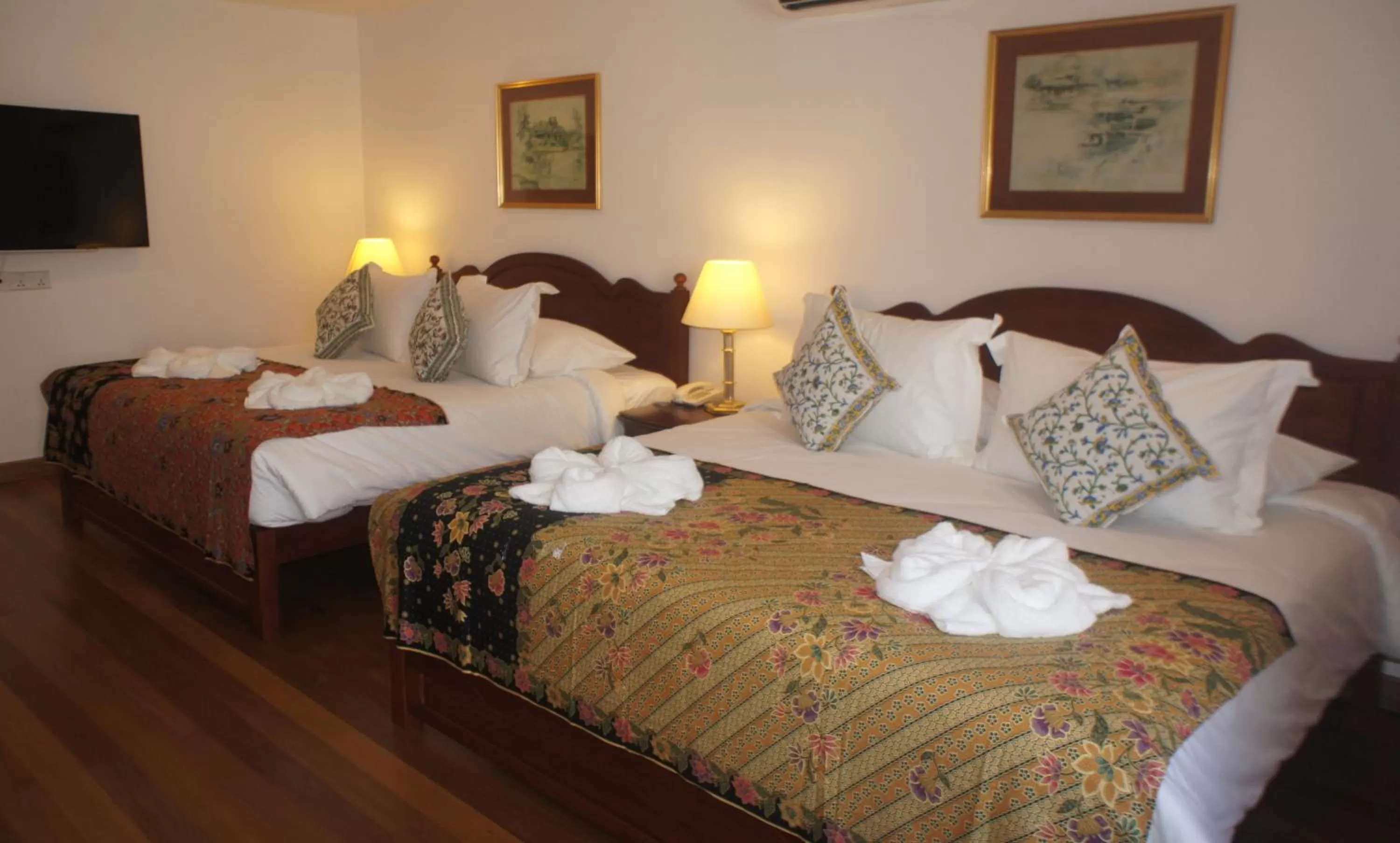 Bed in Heeren Straits Hotel