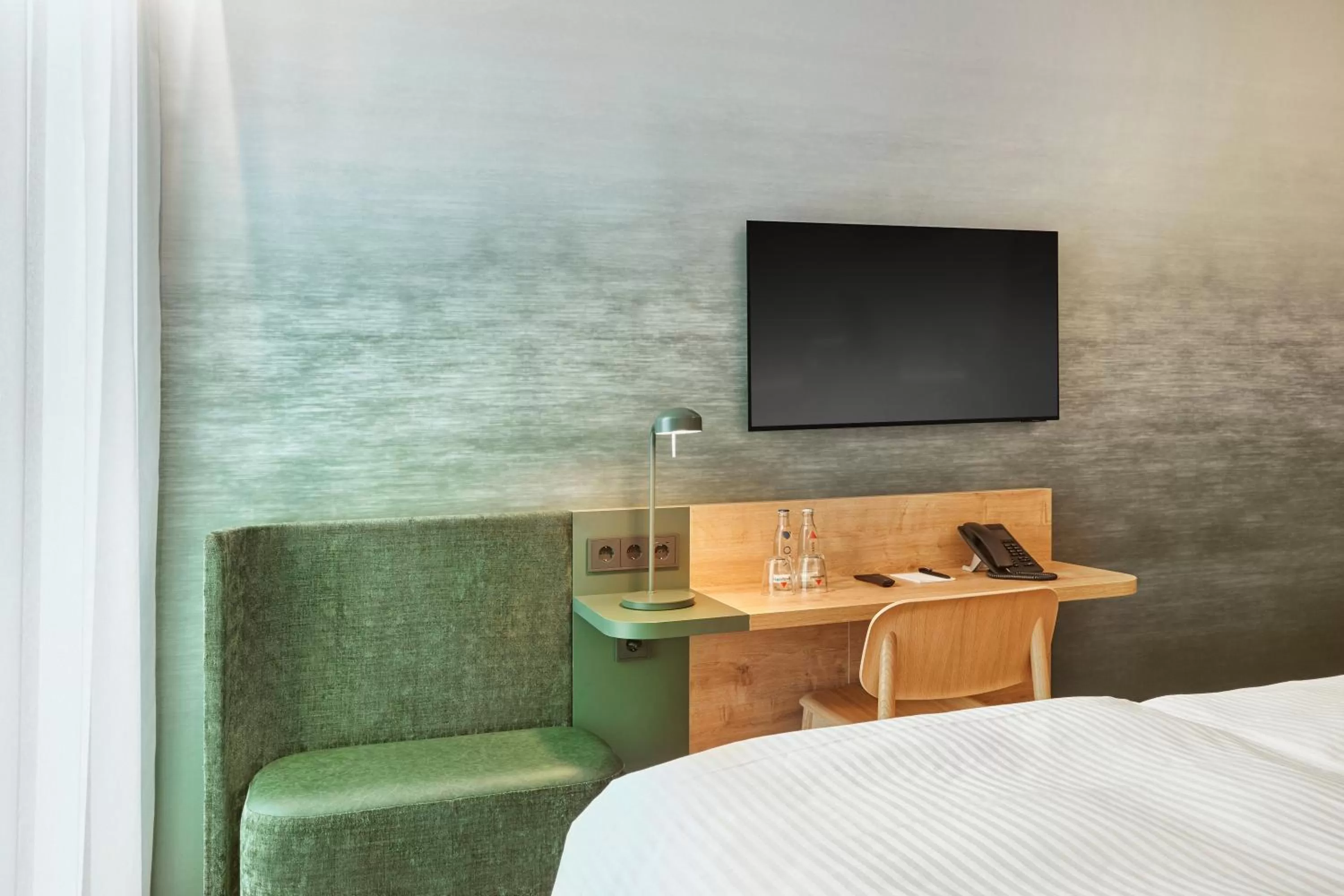 TV and multimedia, Bed in H+ Hotel Frankfurt Eschborn