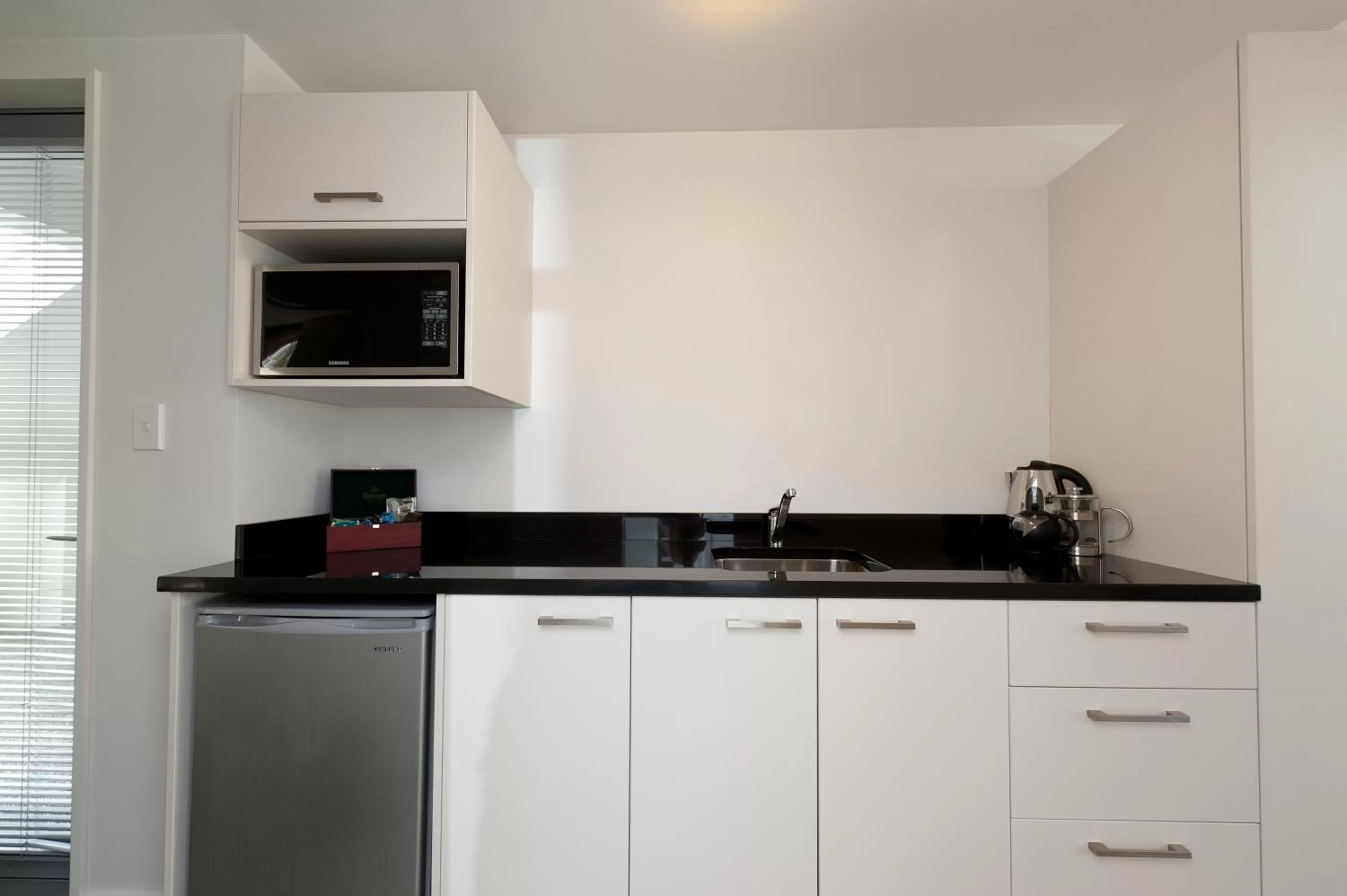 Kitchen or kitchenette in Bellano Motel Suites