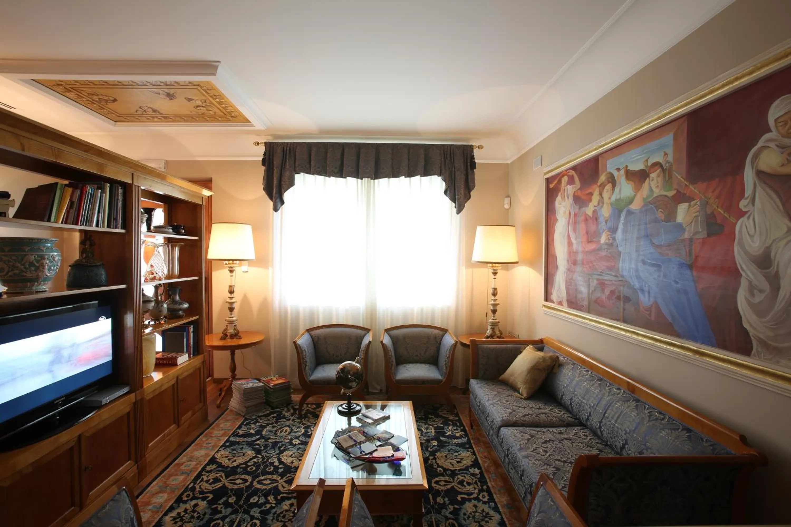 Communal lounge/ TV room in Le Muse Hotel