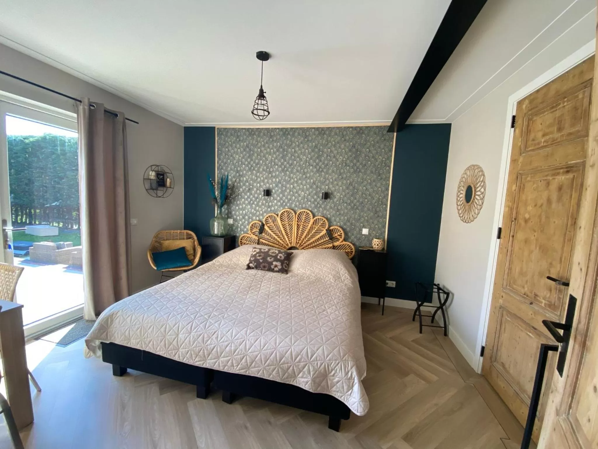 Photo of the whole room, Bed in Paauwze