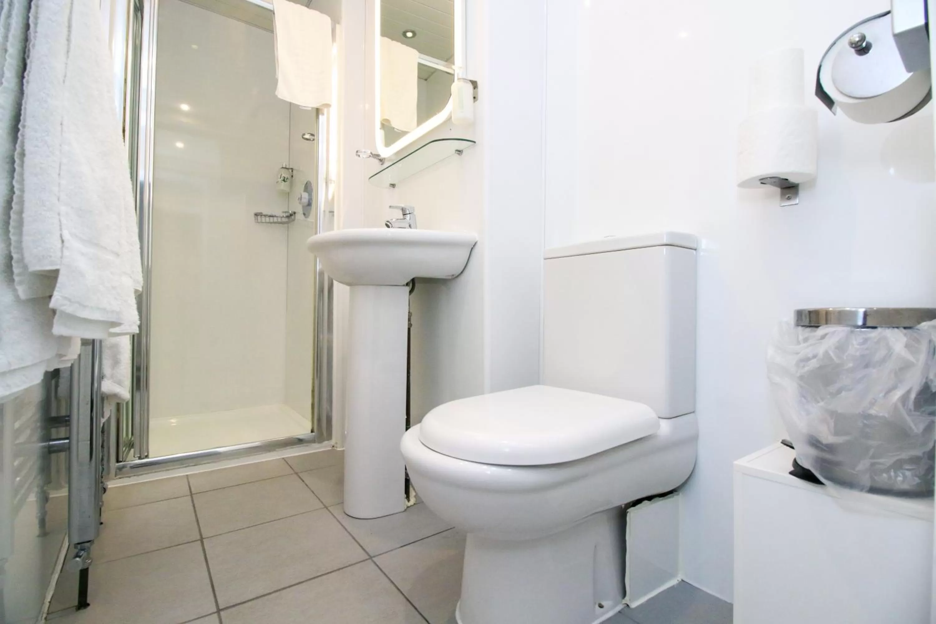 Bathroom in Kelvingrove Hotel - Sauchiehall St