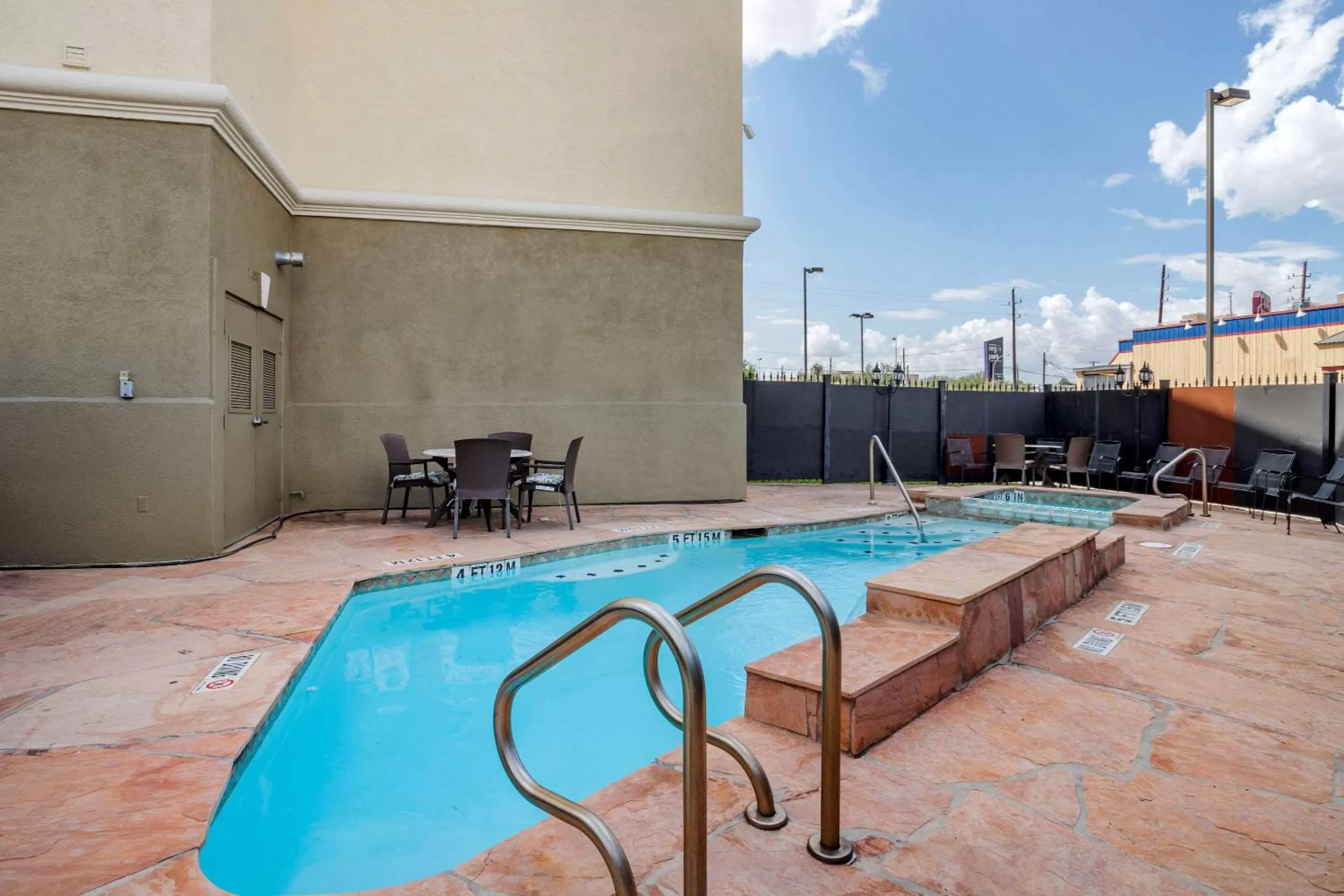 Swimming pool in Comfort Suites Houston near Medical Center- NRG Stadium