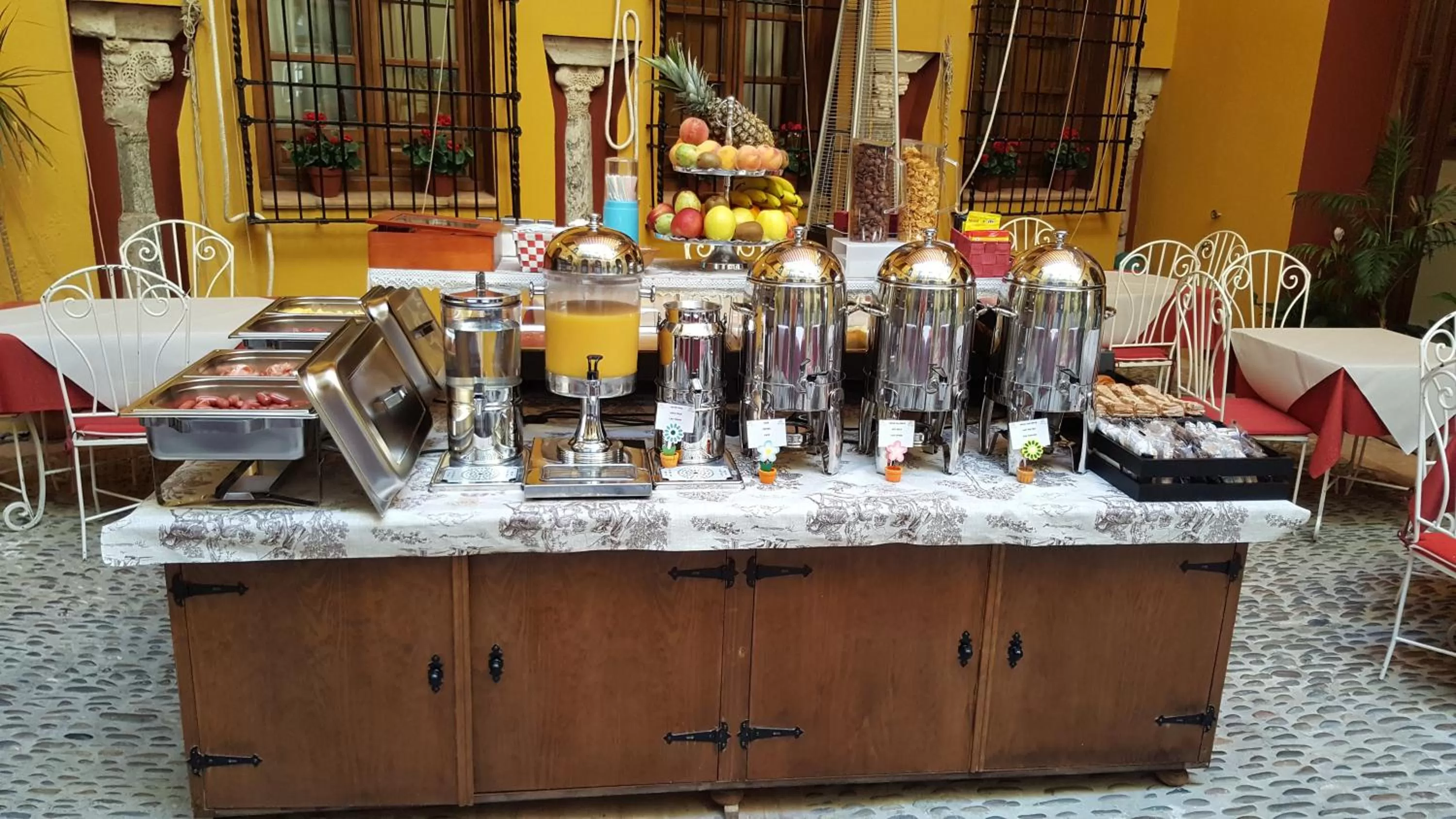 Buffet breakfast in Hotel Casa Museo de la Mezquita
