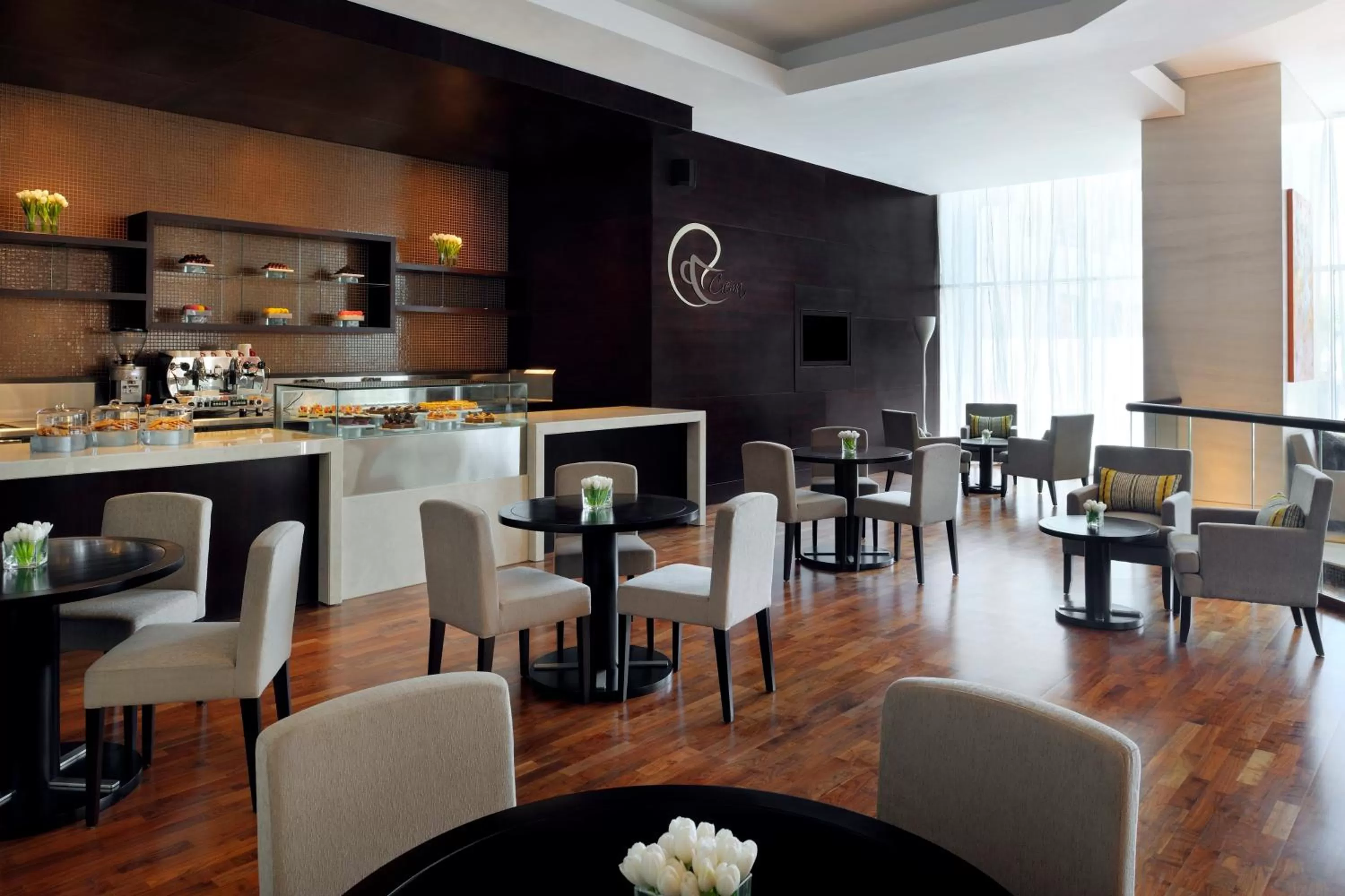 Lounge or bar in Mövenpick Hotel Jumeirah Lakes Towers Dubai
