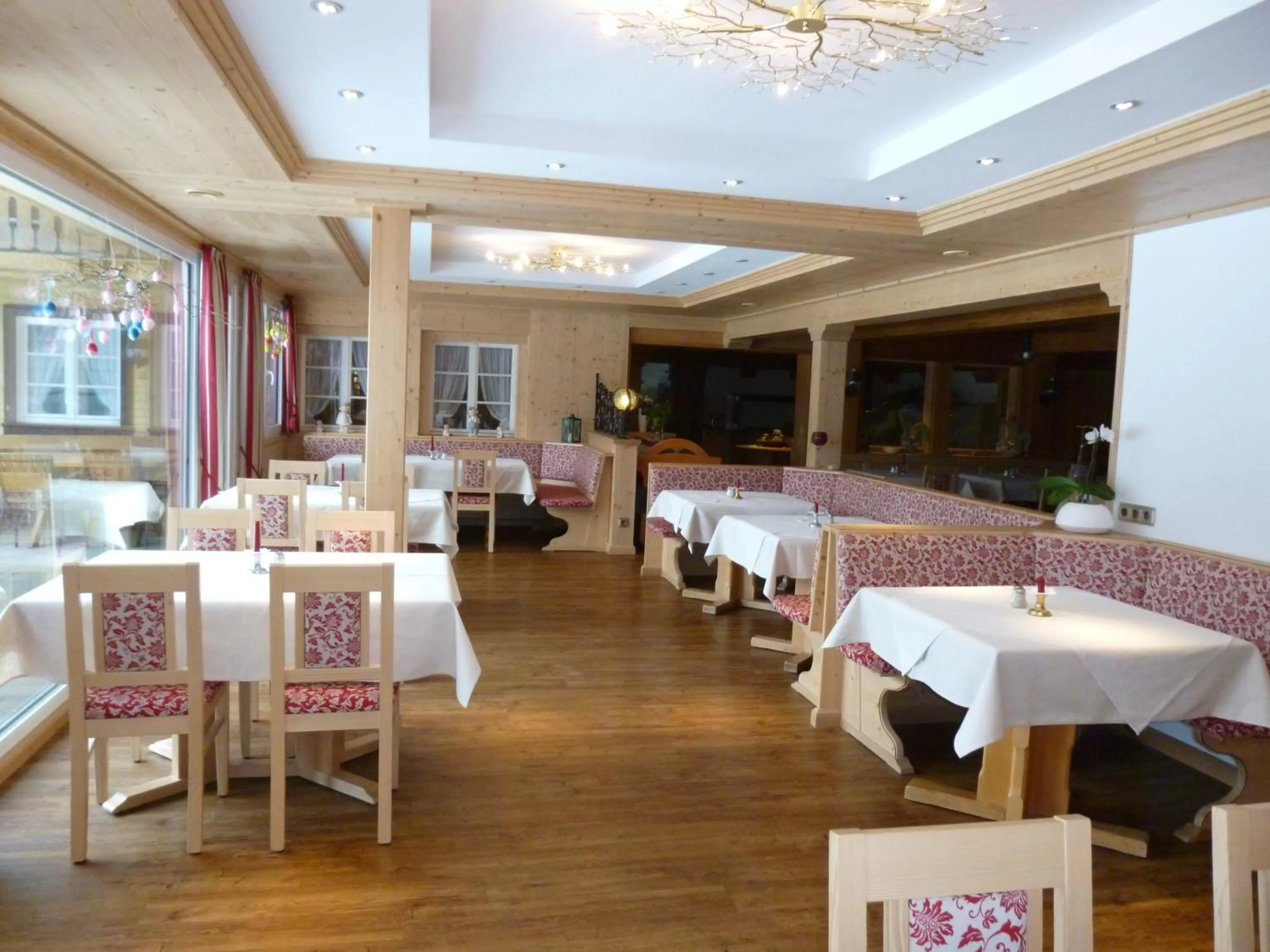 Restaurant/Places to Eat in Hotel Schwarzwald-Gasthof Rößle