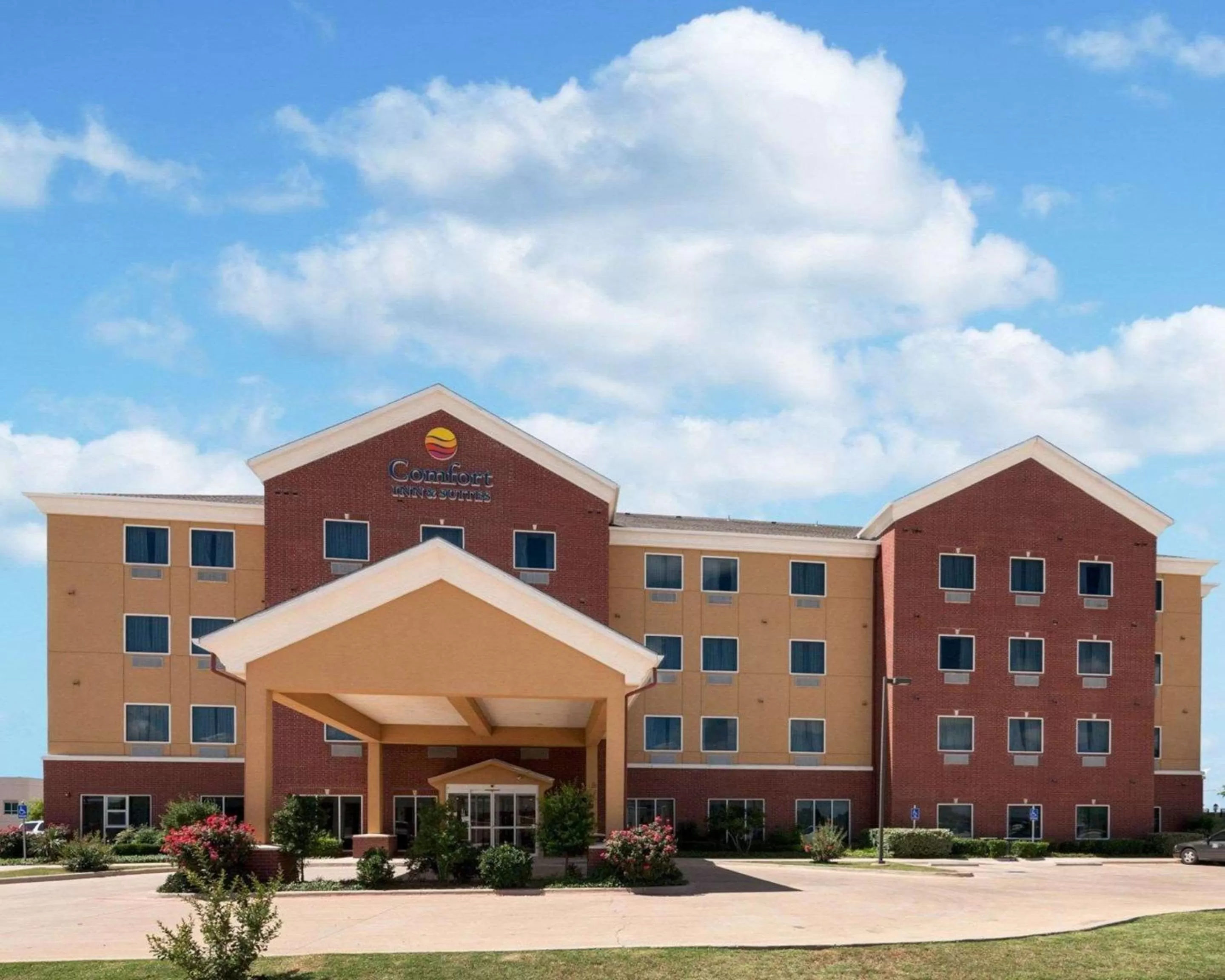 Property building in Comfort Inn & Suites Regional Medical Center