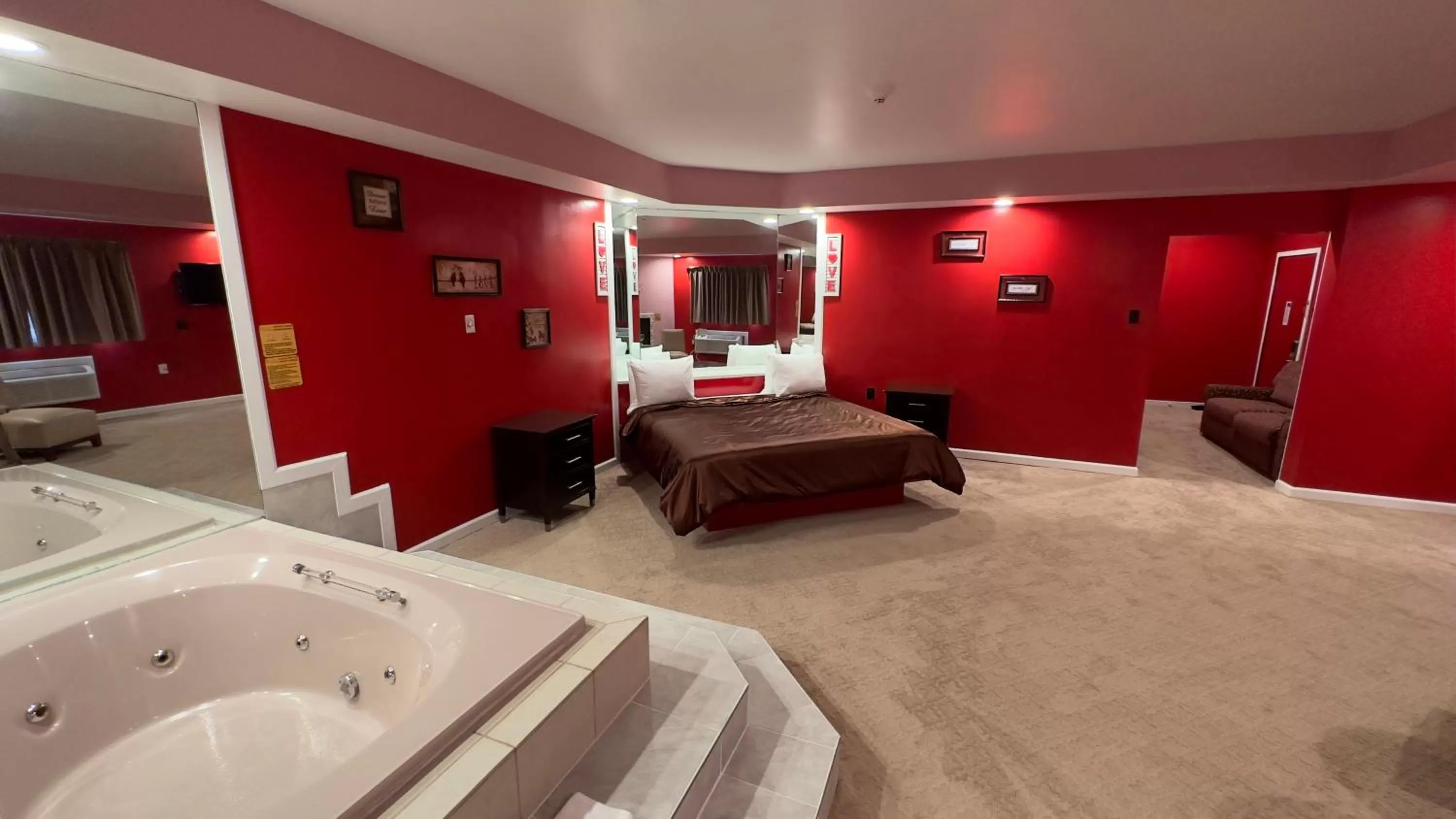 Bed in Inn of the Dove Harrisburg-Hershey Romantic Suites