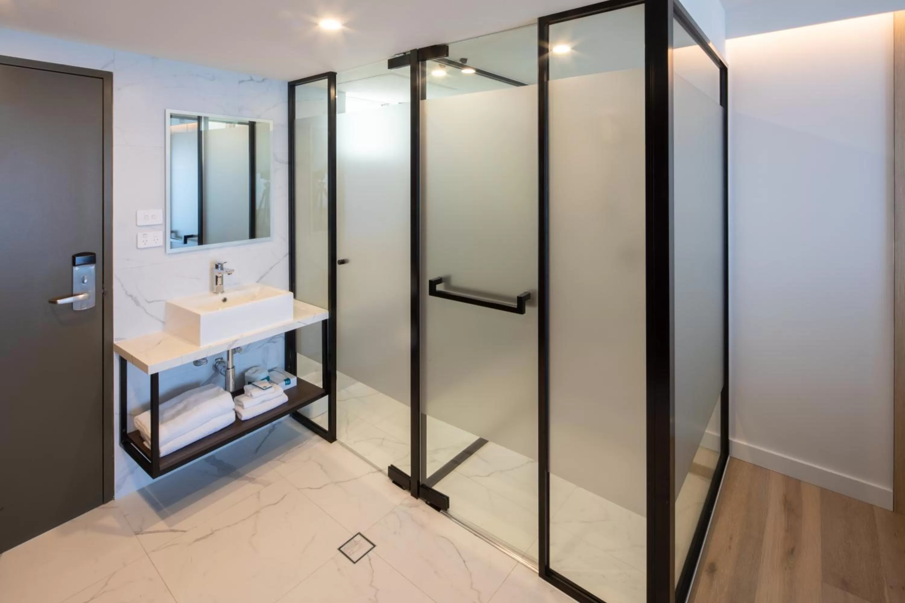 Bathroom, Bed in Ocean Front Motel