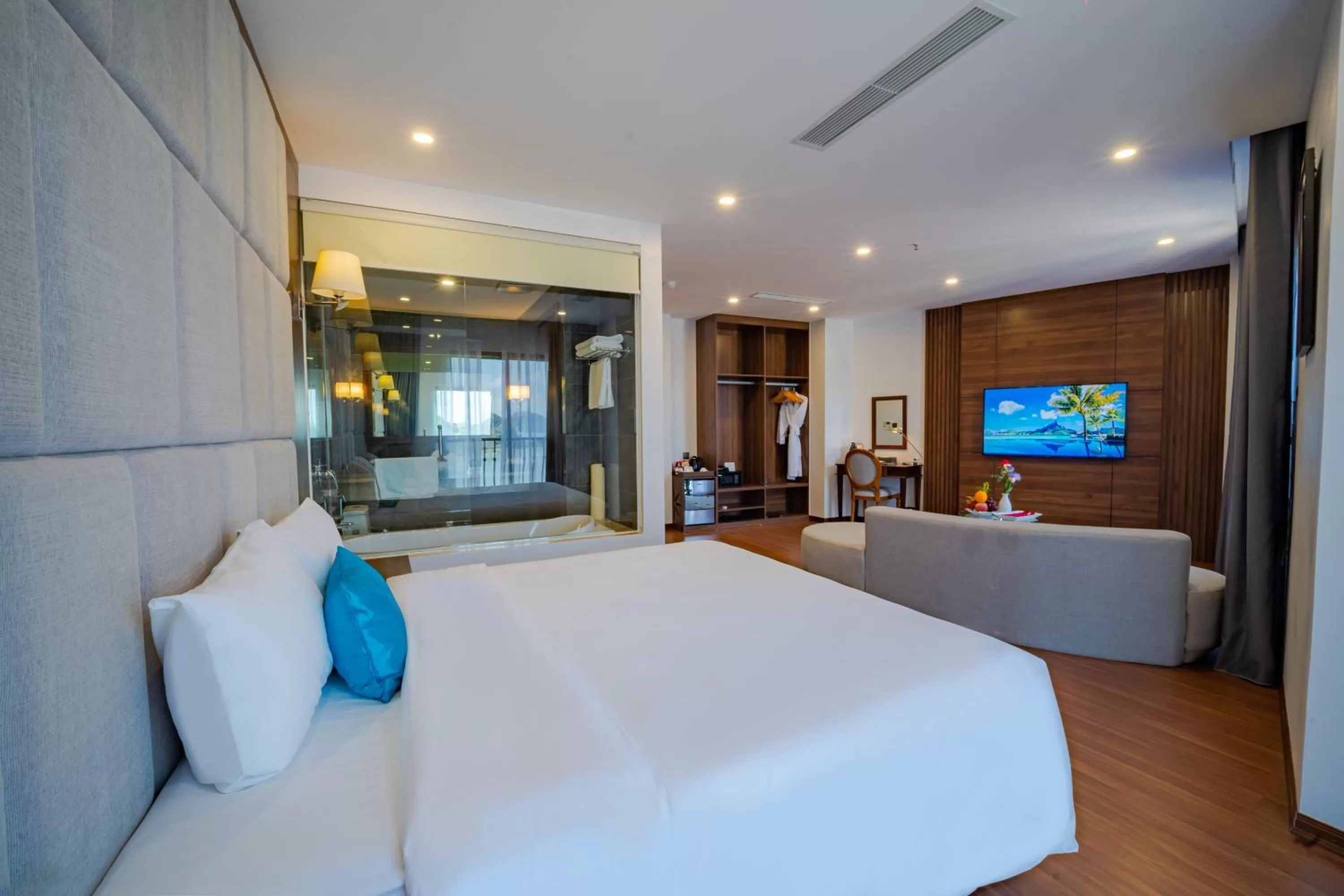 Photo of the whole room, Bed in Paddington Hotel Halong Bayview