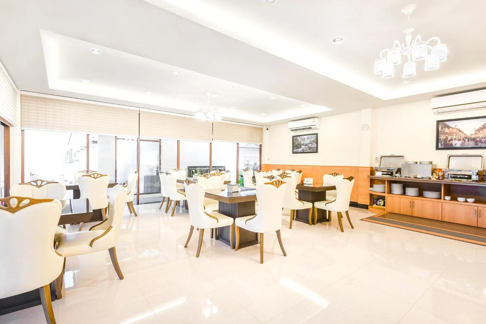 Restaurant/places to eat in AU Place Hotel