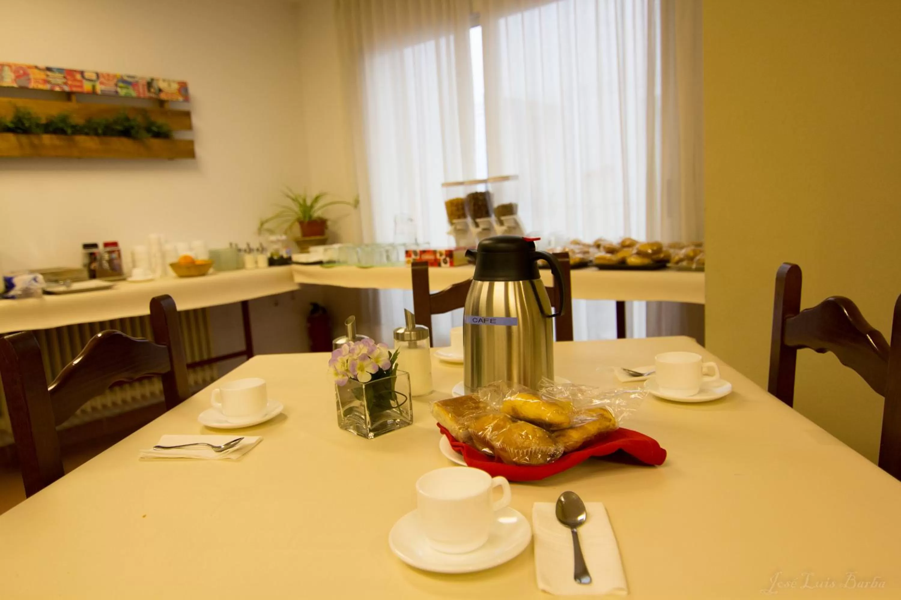 Communal lounge/ TV room in Hospedería Hotel Don Quijote