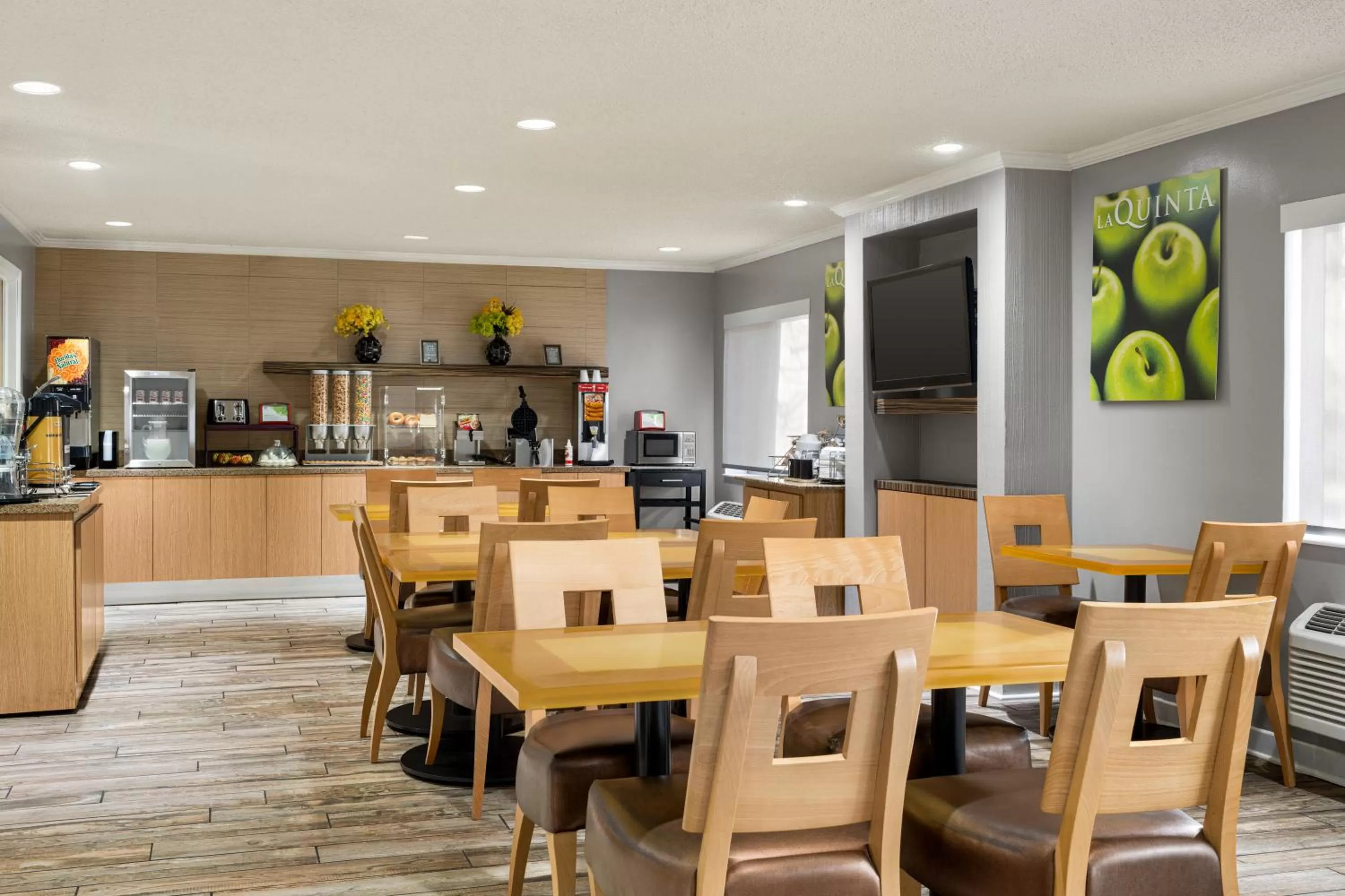 Coffee/tea facilities in La Quinta by Wyndham Chicago Tinley Park