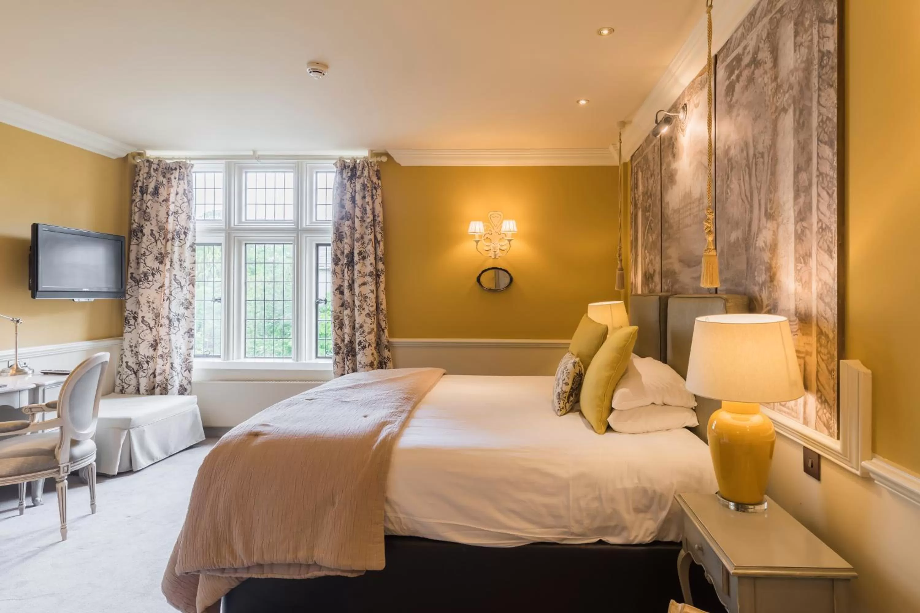 Bedroom, Bed in Coombe Abbey Hotel