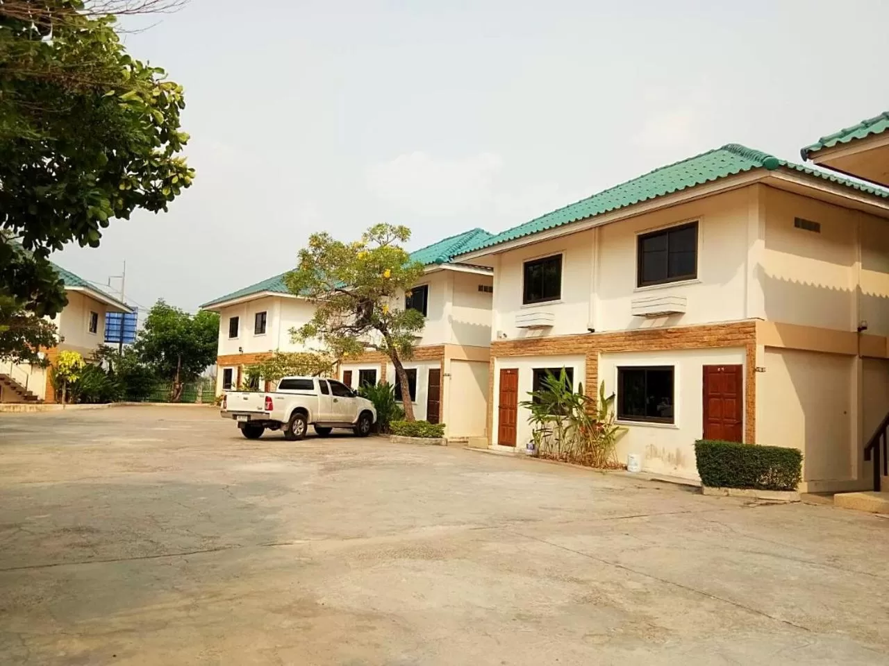 Facade/entrance in โรงแรมฟ้าพราวฝน Fah Proud Fon Hotel