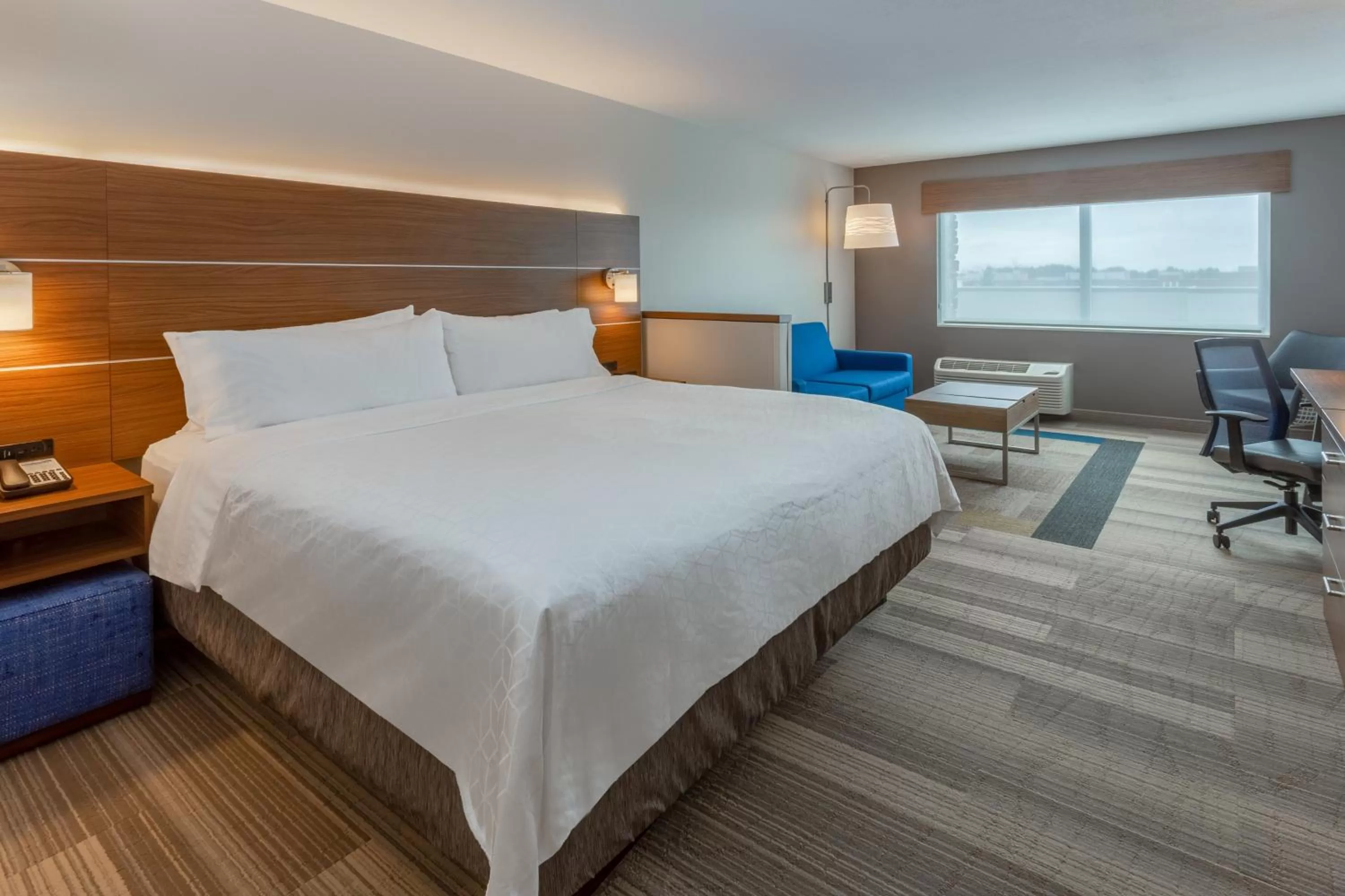 Photo of the whole room, Bed in Holiday Inn Express & Suites - Rice Lake by IHG