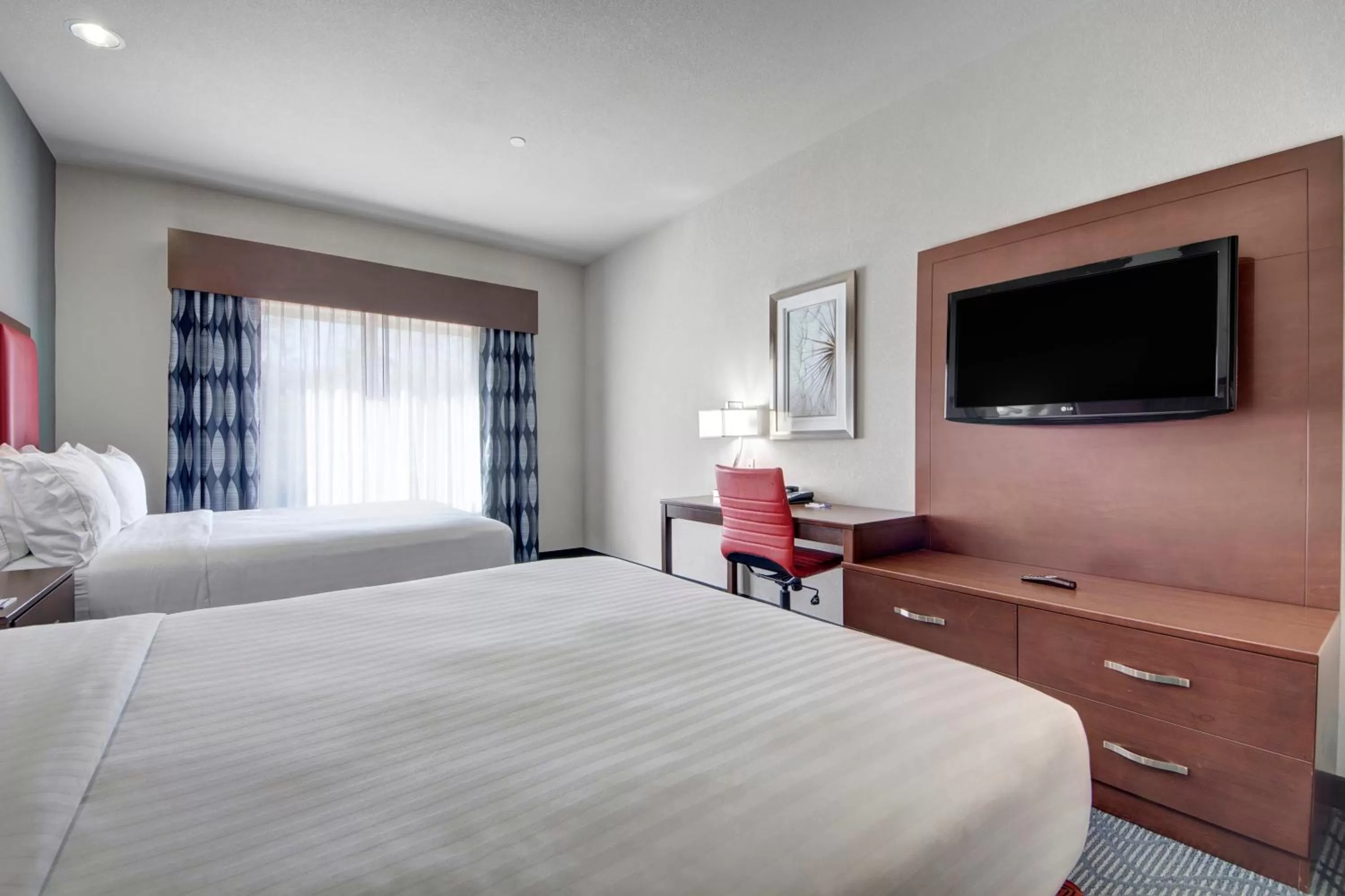 Photo of the whole room, Bed in Holiday Inn Express and Suites Oklahoma City North by IHG