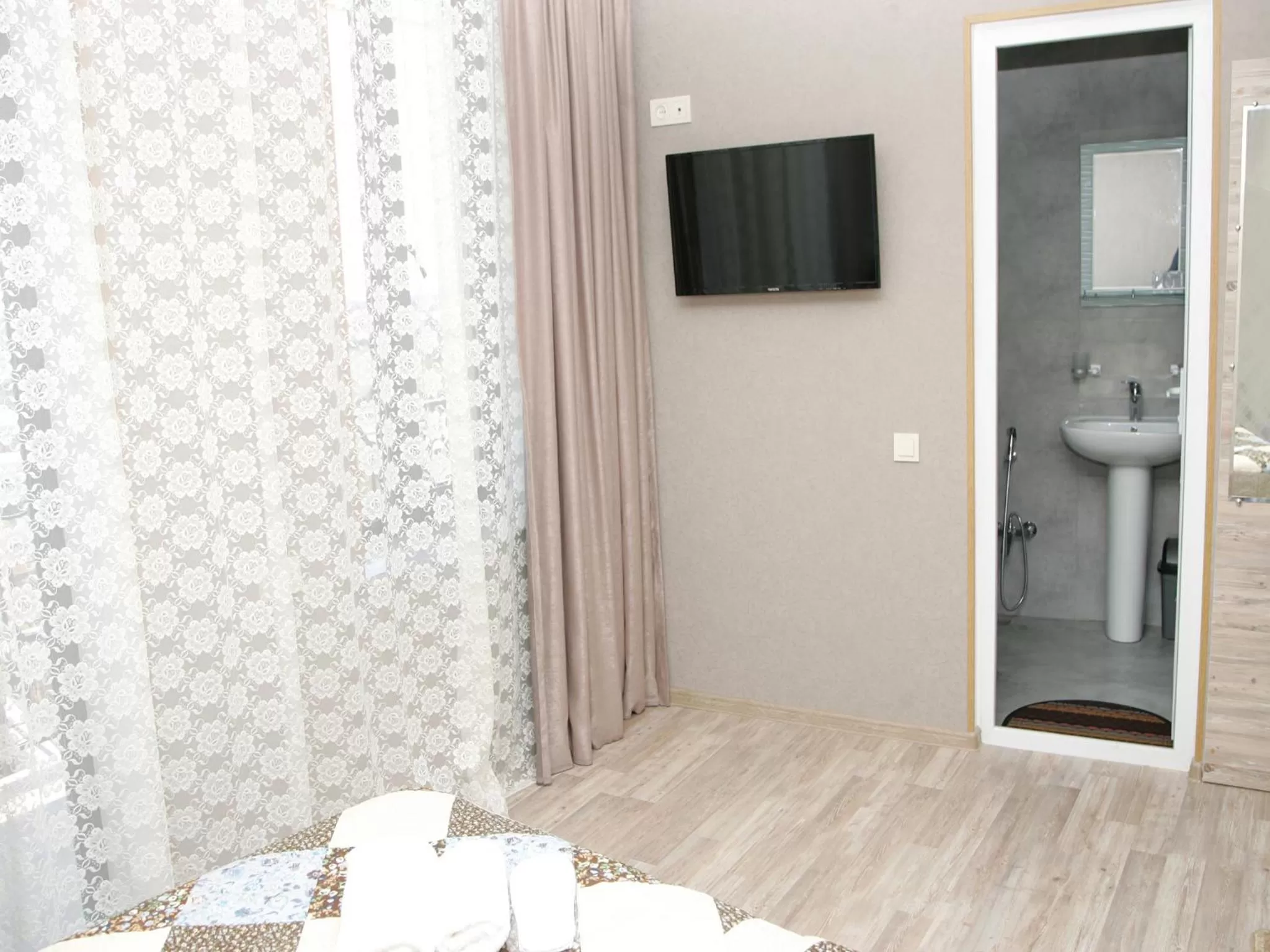 Balcony/Terrace, TV/Entertainment Center in Hotel Tskhumi