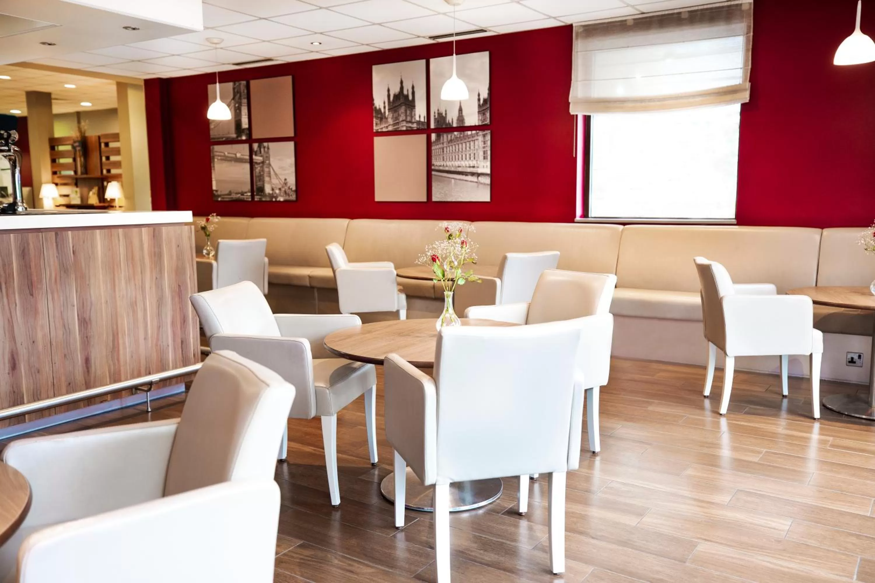 Lounge or bar in Campanile Swindon