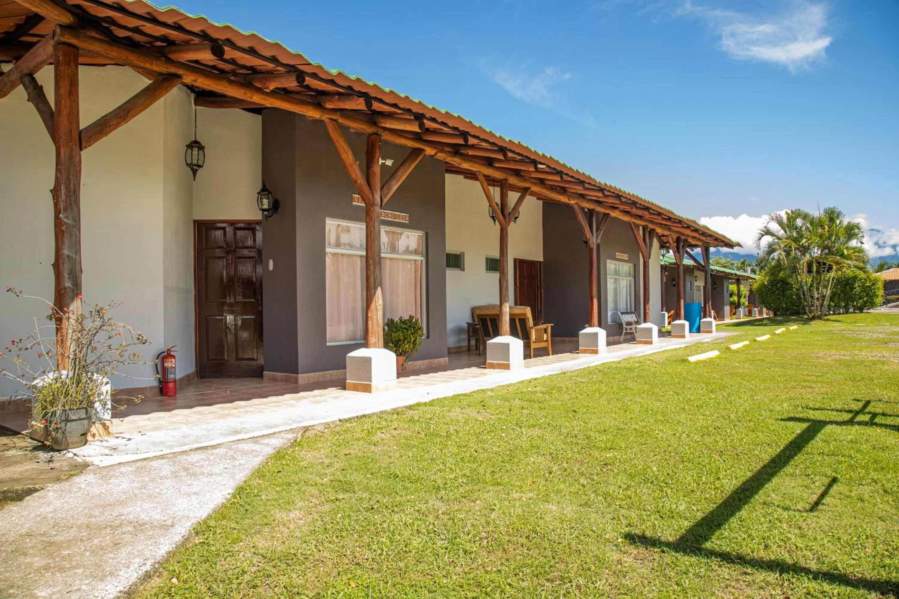 Facade/entrance, Property Building in Hotel El Rancho