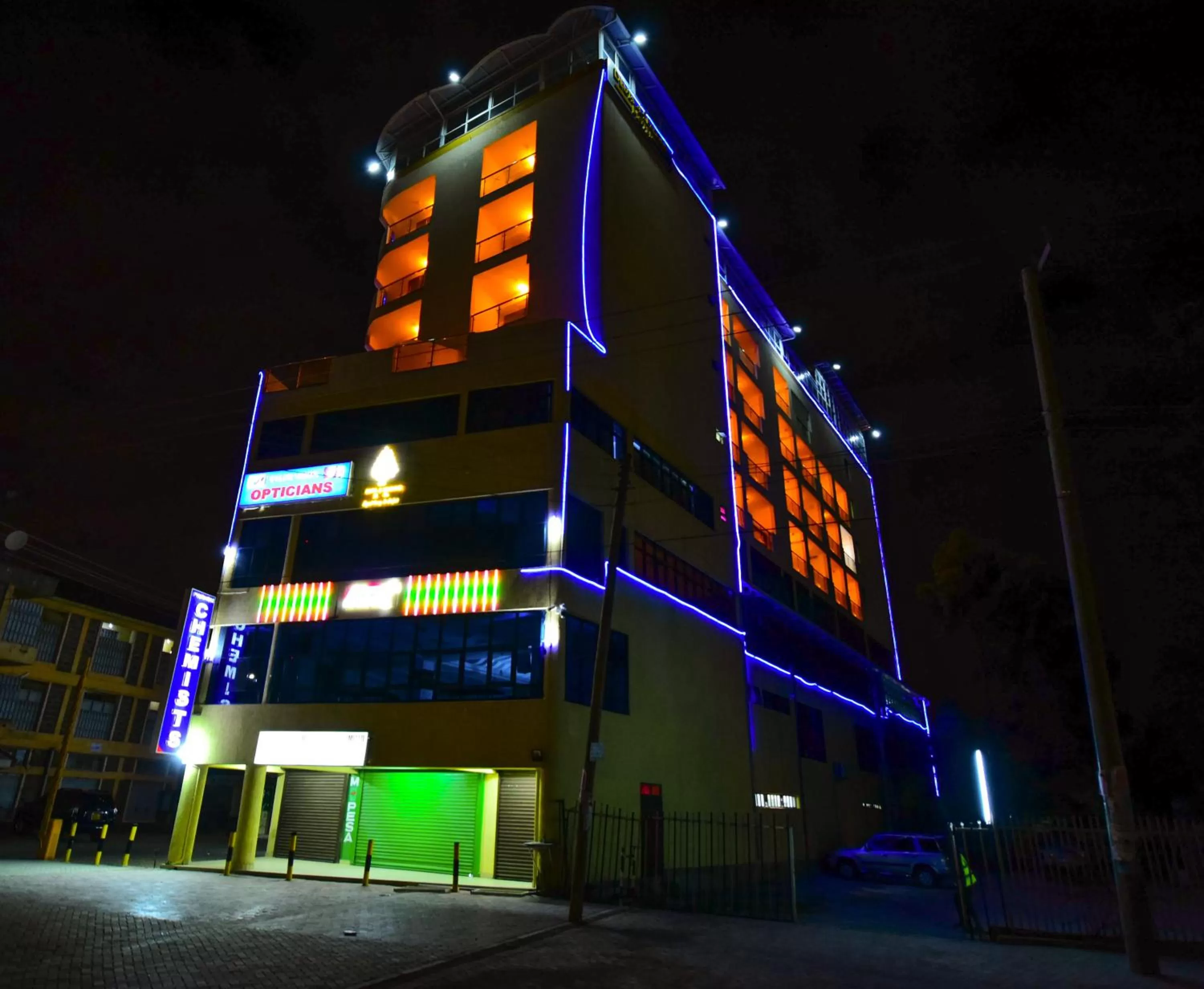 Property building in Deuts Four Seasons Hotel