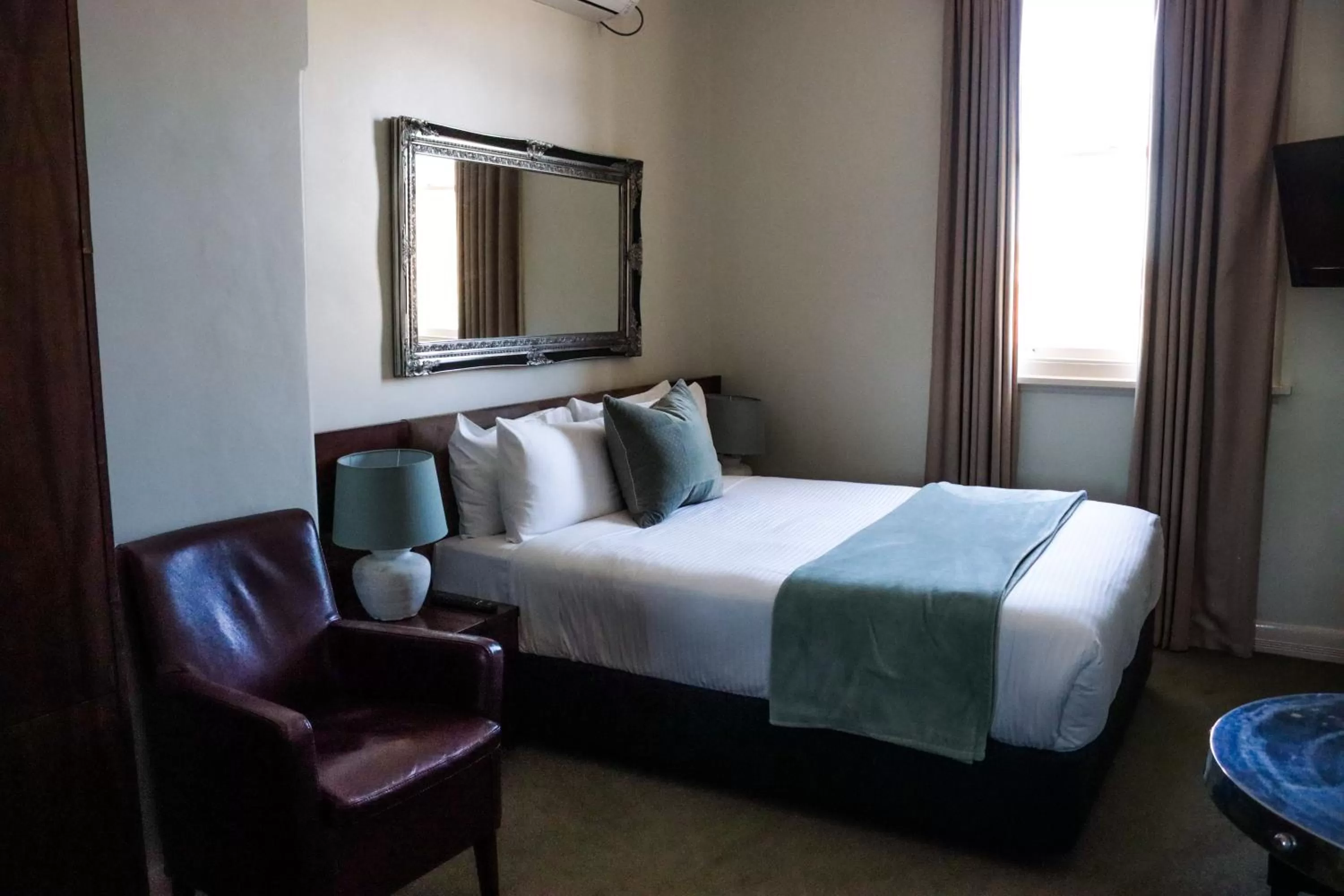 Bedroom, Bed in Oscars Hotel and Cafe Bar