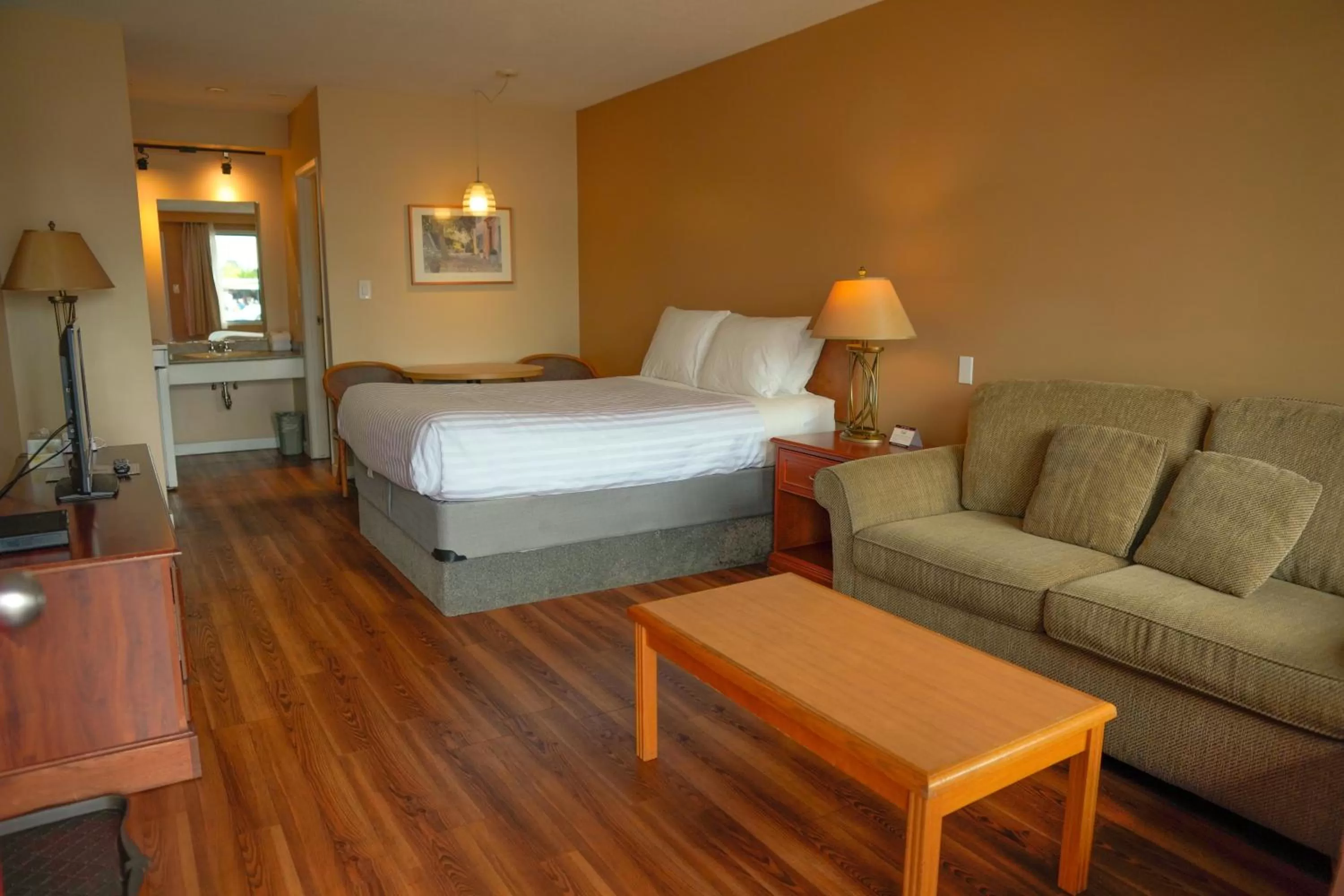 Photo of the whole room, Bed in Thunderbird Motor Inn